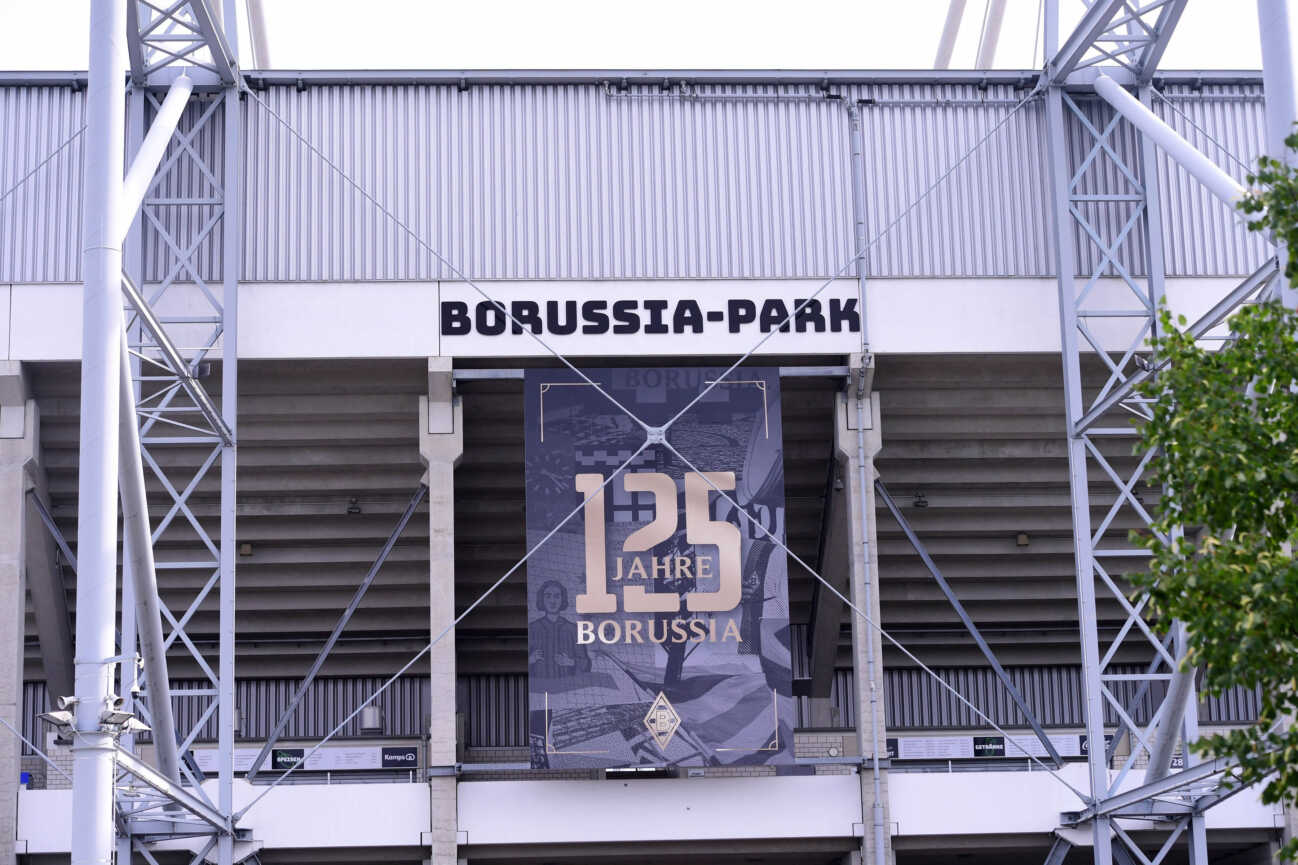 31.07.2025; Moenchengladbach; Fussball, Herren, Saison 2025 2026, Training Borussia Moenchengladbach 125 Jahre Borussia Moenchengladbach; Plakat, Fahne DFL regulations prohibit any use of photographs as image sequences and or quasi-video. Borussia-Park NRW Deutschland *** 31 07 2025 Moenchengladbach Football, Men, Season 2025 2026, Training Borussia Moenchengladbach 125 years Borussia Moenchengladbach Poster, Flag DFL regulations prohibit any use of photographs as image sequences and or quasi video Borussia Park NRW Germany