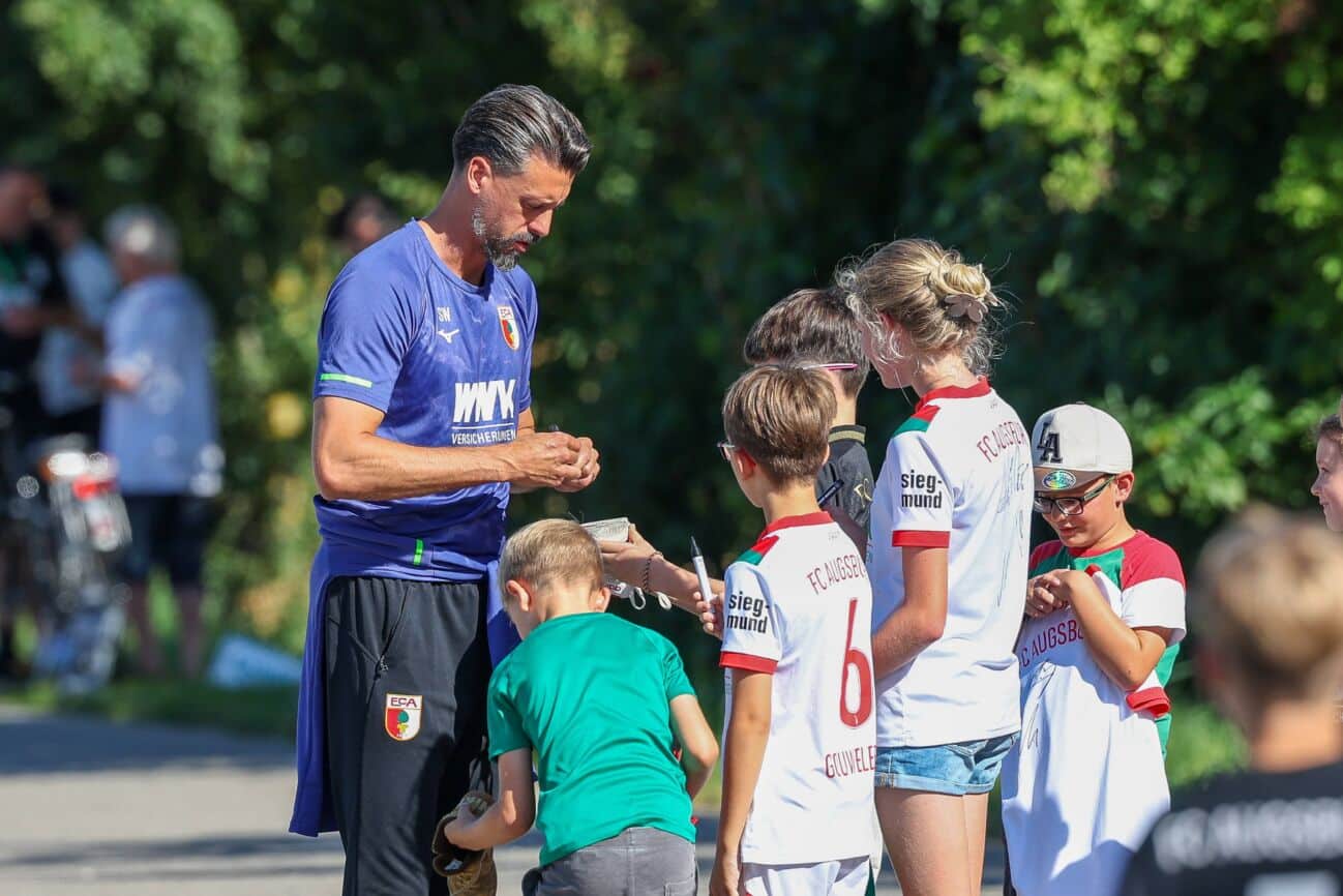 Chef-Trainer Sandro Wagner (FC Augsburg) gibt den kleinen Fans Autogramme, Training, FC Augsburg, Fussball, 1. Bundesliga Saison 2025 2026, 19.08.2025 Augsburg Bayern Deutschland *** Head coach Sandro Wagner FC Augsburg signs autographs for the little fans, Training, FC Augsburg, Football, 1 Bundesliga Season 2025 2026, 19 08 2025 Augsburg Bayern Germany Copyright: xkolbert-press ChristianxKolbertx