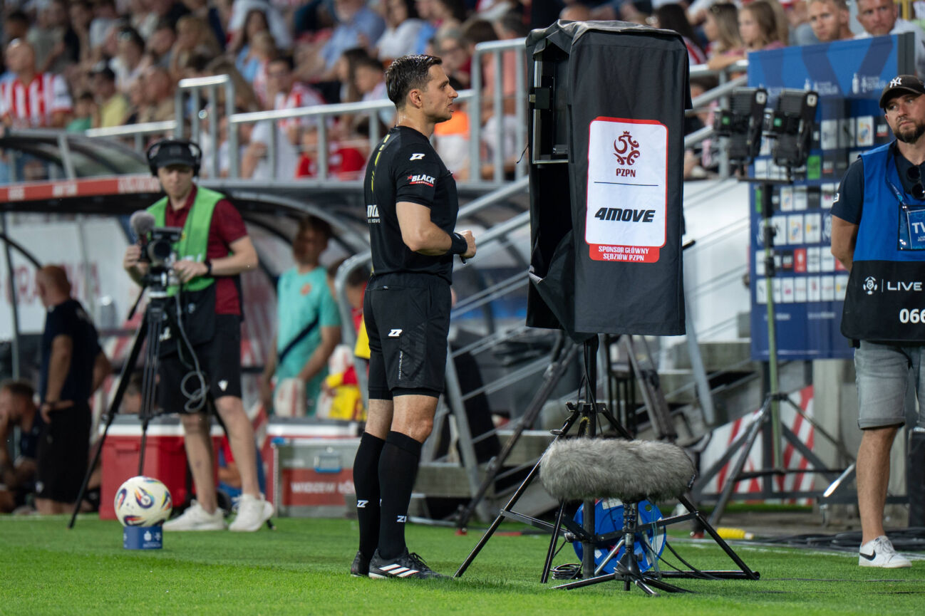 Cracovia V Widzew Lodz - PKO Ekstraklasa. Referee Marcin Kochanek checks the VAR screen during a game between KS Cracovia and Widzew Lodz in Krakow, Poland, on August 15, 2025. The match official uses the Video Assistant Referee monitor to check a possible goal, penalty kick, or red card. This is a PKO BP Ekstraklasa, Polish football league match at Cracovia Stadium. Krakow Poland PUBLICATIONxNOTxINxFRA Copyright: xMarcinxGolbax originalFilename:golba-cracovia250815_np7Po.jpg