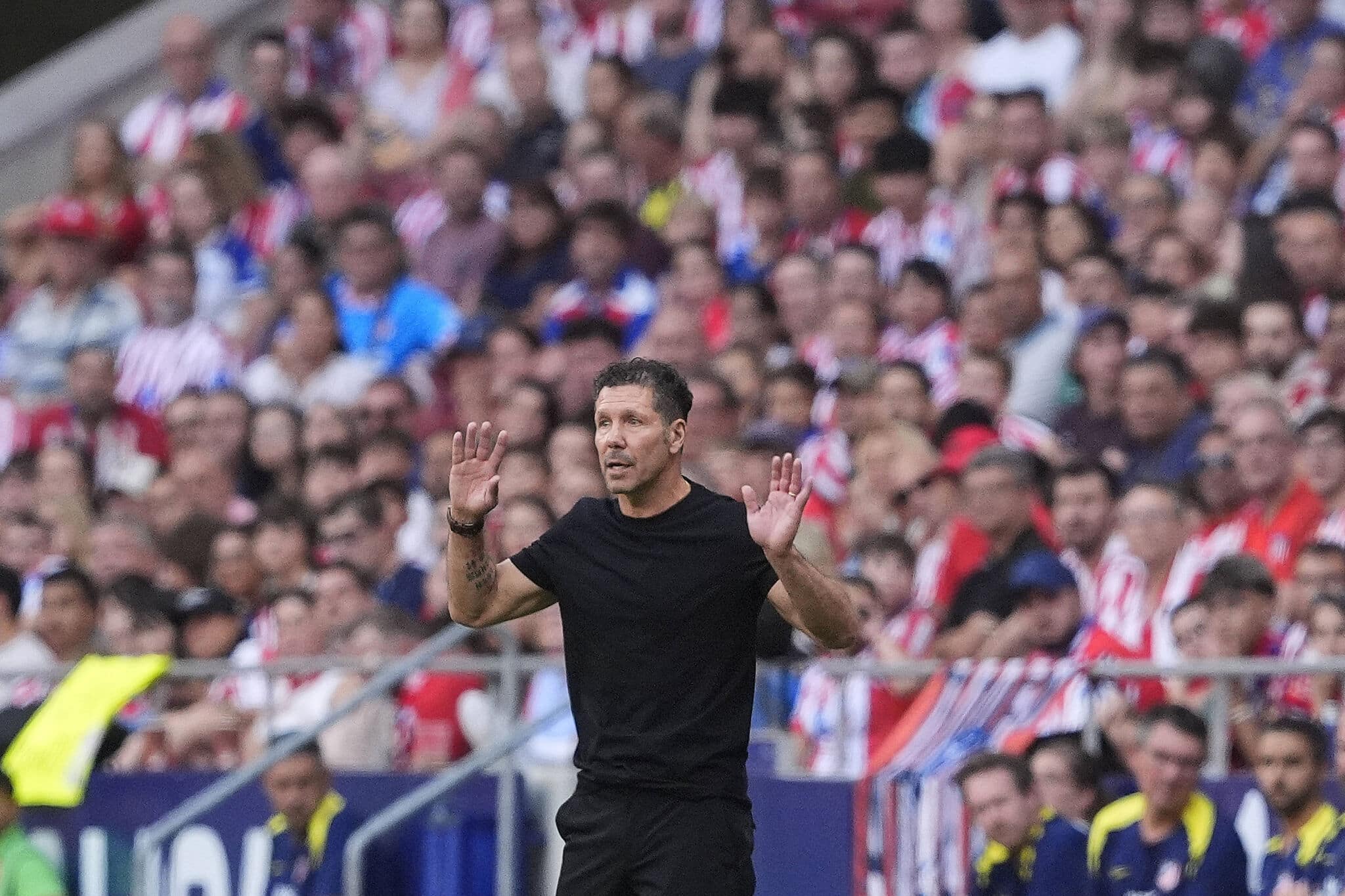 Diego Pablo Simeone, head coach (Atletico de Madrid) gestures during the LaLiga match between Atletico de Madrid and Elche CF at Riyadh Metropolitano on August 23, 2025 in Madrid, Spain. (Photo by Manu Reino DeFodi Images) *** Diego Pablo Simeone, head coach Atletico de Madrid gestures during the LaLiga match between Atletico de Madrid and Elche CF at Riyadh Metropolitano on August 23, 2025 in Madrid, Spain Photo by Manu Reino DeFodi Images