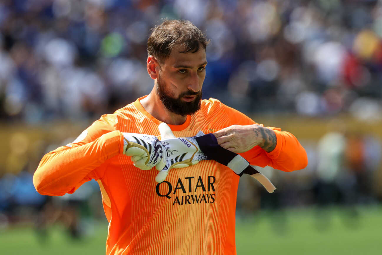 EAST RUTHERFORD, NJ - JULY 13: Paris Saint-Germain goalkeeper Gianluigi Donnarumma (1) pulls his glove off as he leaves the field after the first half of the FIFA Club World Cup Final between Chelsea and Paris Saint-Germain on July 13, 2025, at MetLife Stadium in East Rutherford, NJ. (Photo by David Buono Icon Sportswire) SOCCER: JUL 13 FIFA Club World Cup Final Paris Saint-Germain vs Chelsea FC EDITORIAL USE ONLY Icon250713054