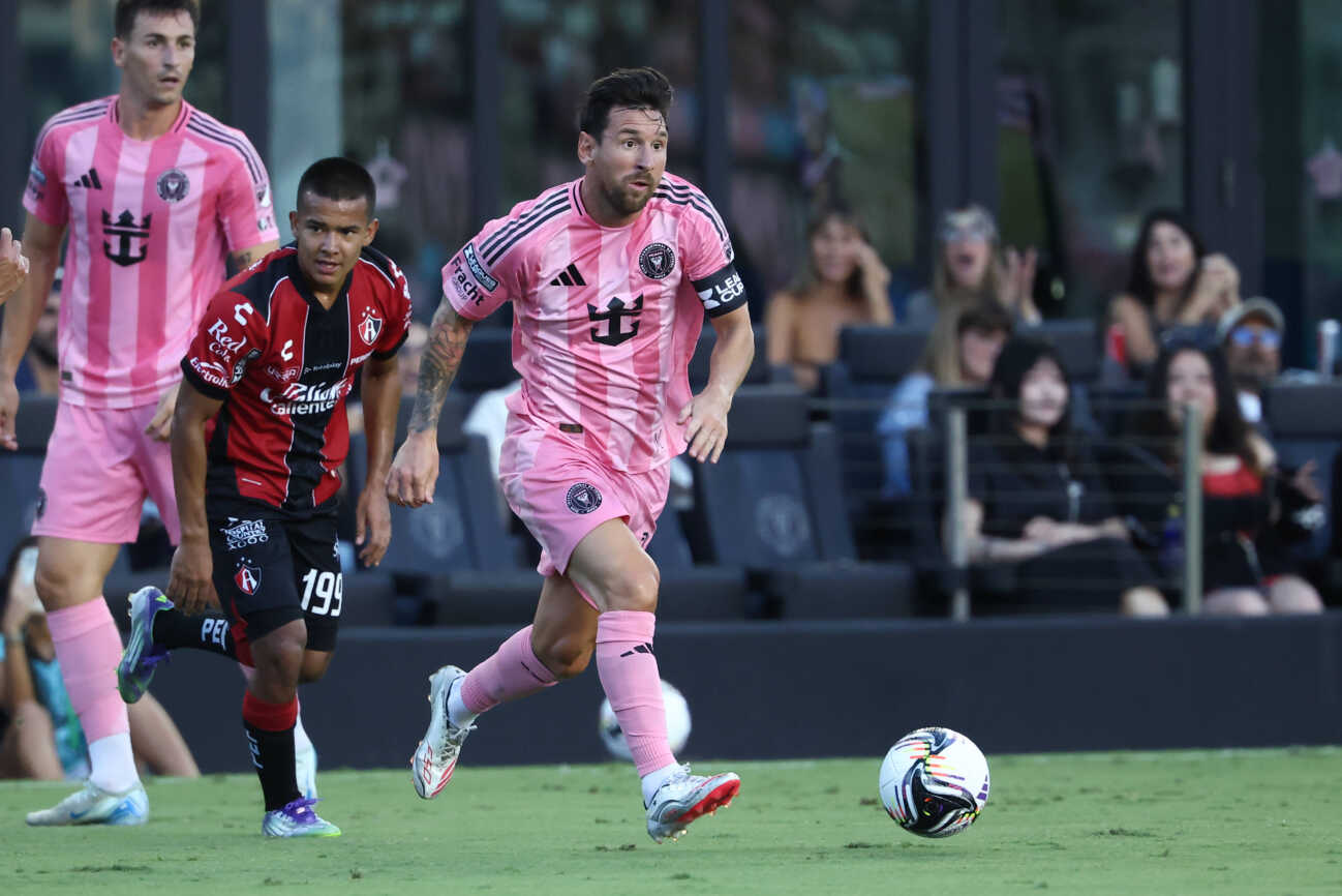 FT. LAUDERDALE, FL - JULY 30: Inter Miami forward Lionel Messi (10) attacks with the ball in the first half during the game between Atlas and Inter Miami on Wednesday, July 30, 2025 at Chase Stadium in Fort Lauderdale, FL (Photo by Peter Joneleit Icon Sportswire) SOCCER: JUL 30 Leagues Cup Inter Miami vs Atlas EDITORIAL USE ONLY Icon250730005