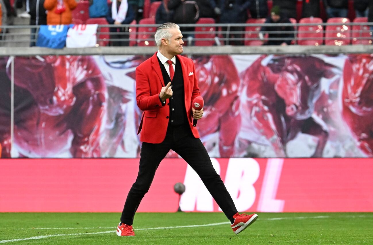 ger-1-fbl-rb-leipzig-1057508962 GER, 1. FBL, RB Leipzig vs SV Werder Bremen 12.01.2025, Red Bull Arena, Leipzig, GER, 1. FBL, RB Leipzig vs SV Werder Bremen im Bild picture shows Feature Impressionen Stadionsprecher Tim Thoelke (RB Leipzig) *** GER, 1 FBL, RB Leipzig vs SV Werder Bremen 12 01 2025, Red Bull Arena, Leipzig, GER, 1 FBL, RB Leipzig vs SV Werder Bremen in the picture picture shows Feature Impressions Stadium Speaker Tim Thoelke RB Leipzig nordphotoxGmbHx xKokenge nph00001