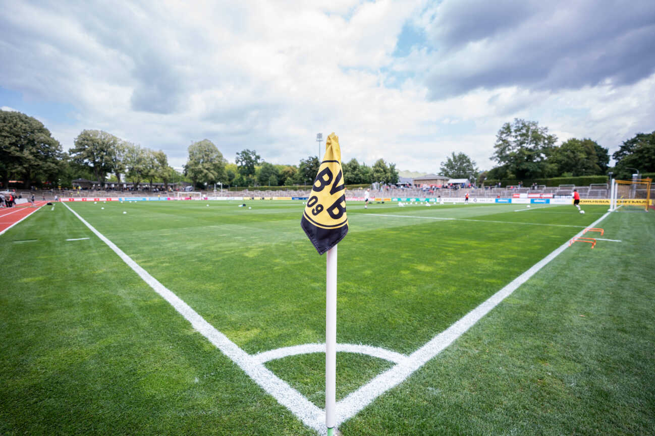 ger-rlw-borussia-dortmund-u23-1064732780 GER, RLW, Borussia Dortmund U23 vs Sportfreunde Siegen 03.08.2025, Stadion Rote Erde, Dortmund, GER, RLW, Borussia Dortmund U23 vs Sportfreunde Siegen im Bild: Eckfahne mit Borussia Dortmund Logo *** GER, RLW, Borussia Dortmund U23 vs Sportfreunde Siegen 03 08 2025, Stadion Rote Erde, Dortmund, GER, RLW, Borussia Dortmund U23 vs Sportfreunde Siegen in the picture corner flag with Borussia Dortmund logo nordphotoxGmbHxx xChristianxSchulze nph000300