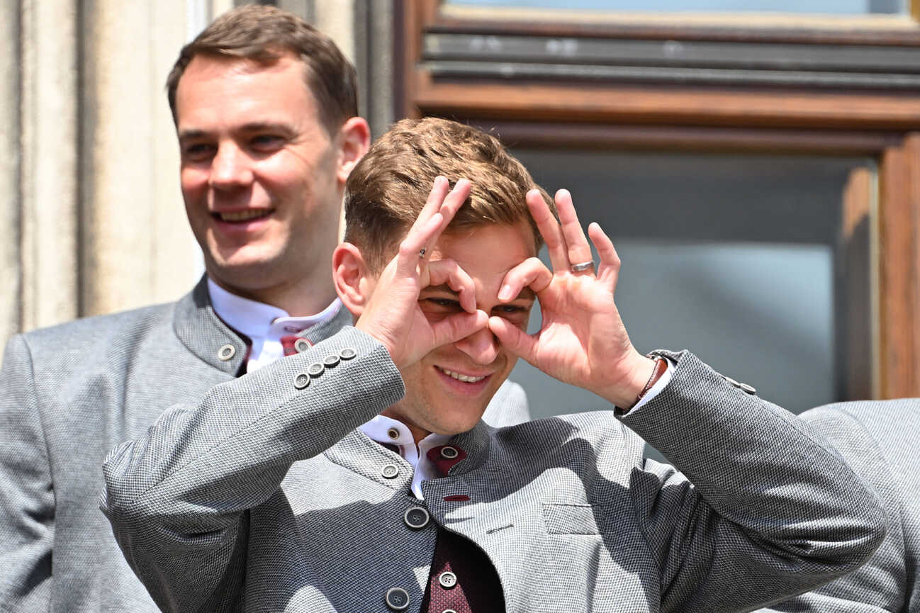 joshua-kimmich-bayern-muenchenharry-kane-1062215285 Joshua KIMMICH (Bayern Muenchen),Harry KANE (Bayern Muenchen) auf dem Rathausbalkon. li:Manuel NEUER (Torwart Bayern Muenchen). Fussball Bundesliga der Frauen und der Maenner Doppelfeier FC Bayern Muenchen,Meisterfeier auf dem Rathausbalkon auf dem Marienplatz in Muenchen am 18.05.2025. Fussball 1. Bundesliga Saison 2024 2025, 34.Spieltag, *** Joshua KIMMICH Bayern Muenchen ,Harry KANE Bayern Muenchen on the Rathausbalkon li Manuel NEUER Goalkeeper Bayern Muenchen Soccer Bundesliga Womens and Mens Double Celebration FC Bayern Muenchen,Meisterfeier auf dem Rathausbalkon auf dem Marienplatz in Muenchen am 18 05 2025 Soccer 1 Bundesliga Saison 2024 2025, 34 Spieltag,