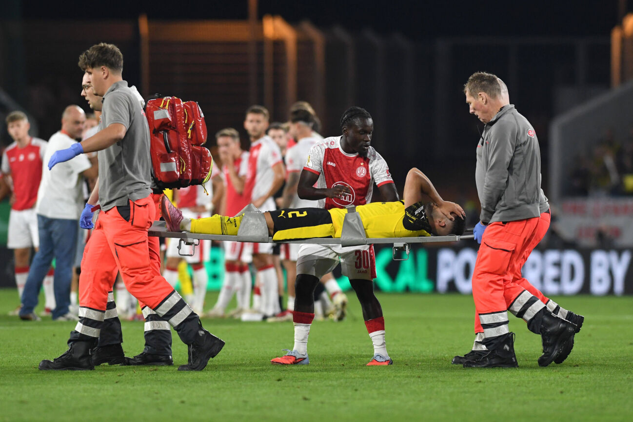 Kelsey Owusu (Rot-Weiss Essen) entschuldigt sich beim verletzten Yan Couto (Borussia Dortmund) waehrend des DFB-Pokal Spiels zwichen Rot-Weiss Essen v Borussia Dortmund, Stadion an der Hafenstrasse am 18. August 2025 in Essen, Deutschland. (Foto von Ralf Treese DeFodi Images) +++ Kelsey Owusu (Rot-Weiss Essen) and Yan Couto (Borussia Dortmund) injured during the DFB-Pokal match between Rot-Weiss Essen v Borussia Dortmund at Stadion an der Hafenstrasse on August 18, 2025 in Essen, Germany. (Photo by Ralf Treese DeFodi Images) (Photo by Ralf Treese DeFodi Images) *** Kelsey Owusu Rot Weiss Essen apologizes to Yan Couto Borussia Dortmund injured during the DFB Pokal match between Rot Weiss Essen v Borussia Dortmund, Stadion an der Hafenstrasse on August 18, 2025 in Essen, Germany, Germany Photo by Ralf Treese DeFodi Images Kelsey Owusu Rot Weiss Essen and Yan Couto Borussia Dortmund injured during the DFB Pokal match between Rot Weiss Essen v Borussia Dortmund at Stadion an der Hafenstrasse on August 18, 2025 in Essen, Germany Photo by Ralf Treese DeFodi Images Photo by Ralf Treese DeFodi Images
