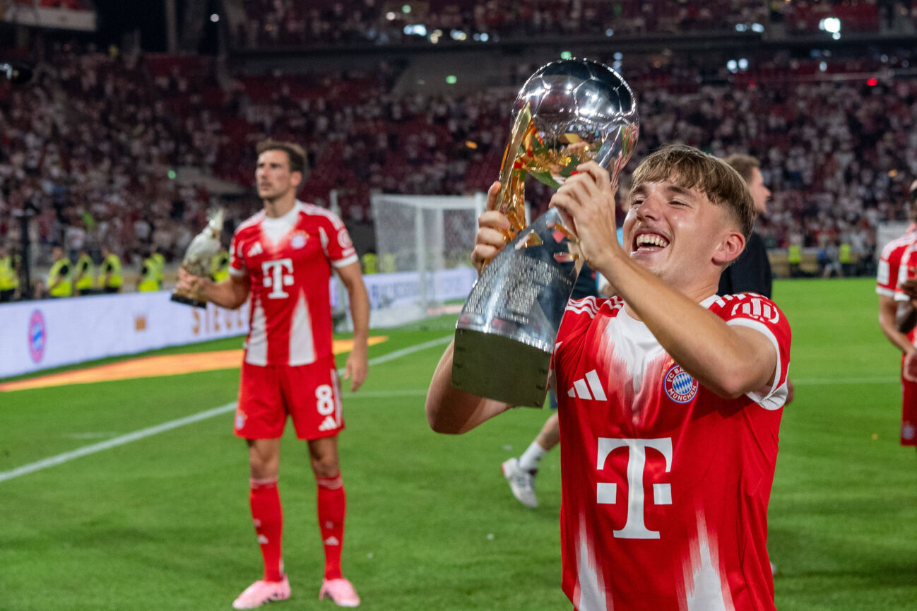 Lennart Karl (FC Bayern Muenchen, 42) hebt die Supercup-Trophaee (Pokal) GER, VfB Stuttgart vs. FC Bayern Muenchen, Fussball, Herren, Franz-Beckenbauer-Supercup 2025, Supercup, Spielzeit 2025 2026, 16.08.2025, DFL DFB REGULATIONS PROHIBIT ANY USE OF PHOTOGRAPHS AS IMAGE SEQUENCES AND OR QUASI-VIDEO, GER, VfB Stuttgart vs. FC Bayern Muenchen, Fussball, Herren, Franz-Beckenbauer-Supercup 2025, Supercup, Spielzeit 2025 2026, 16.08.2025 Stuttgart *** Lennart Karl FC Bayern Muenchen, 42 lifts the Supercup Trophaee Pokal GER, VfB Stuttgart vs FC Bayern Muenchen, Football, Men, Franz Beckenbauer Supercup 2025, Supercup, Season 2025 2026, 16 08 2025, DFL DFB REGULATES PROHIBIT ANY USE OF PHOTOGRAPHS AS IMAGE SEQUENCES AND OR QUASI VIDEO, GER, VfB Stuttgart vs FC Bayern Muenchen, Football, Men, Franz Beckenbauer Supercup 2025, Supercup, Season 2025 2026, 16 08 2025 Stuttgart Copyright: xEibner-Pressefoto WolfgangxFrankx EP_WFK