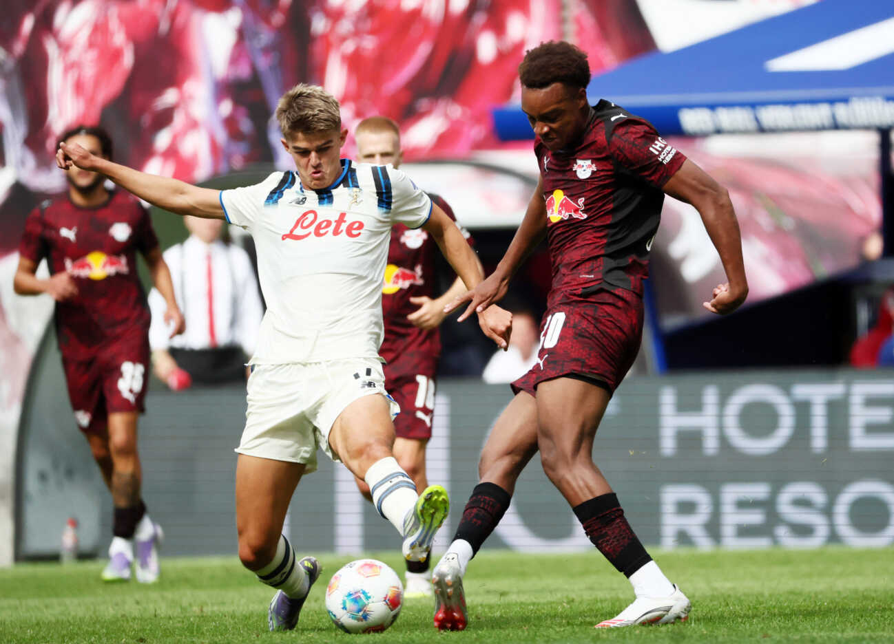 RB Leipzig - Bergamo Testspiel Leipzig, 02.08.2025, Red Bull Arena, Fußball, Testspiel , RB Leipzig vs. Atalanta Bergamo , Im Bild von links; Ademola Lookman (11, Bergamo), Assan Ouedraogo (20, RB Leipzig). , Nur zur redaktionellen Nutzung. Only editorial use. , DFL DFB regulations prohibit any use of photographs as image sequences and or quasi-video. , *** RB Leipzig Bergamo Testspiel Leipzig, 02 08 2025, Red Bull Arena, Fußball, Testspiel , RB Leipzig vs Atalanta Bergamo , In the picture from left Ademola Lookman 11, Bergamo , Assan Ouedraogo 20, RB Leipzig , Nur zur redaktionellen Nutzung Only editorial use , DFL DFB regulations prohibit any use of photographs as image sequences and or quasi video ,