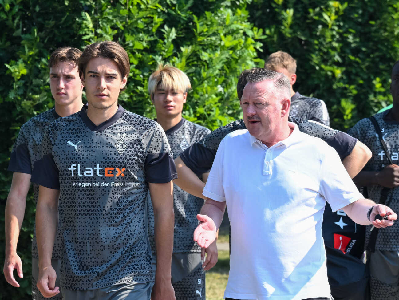 Roland Virkus (Borussia Moenchengladbach, Geschaeftsfuehrer im Gespraech mit Florian Neuhaus (Borussia Moenchengladbach, 32) auf dem Weg zum Trainingsplatz. Borussia Moenchengladbach, Fussball, 1. Bundesliga, Trainingsauftakt, Saison 2023 2024, 09.07.2023 Borussia Moenchengladbach, Fussball, 1. Bundesliga, Trainingsauftakt, Saison 2023 2024, 09.07.2023 Moenchengladbach *** Roland Virkus Borussia Moenchengladbach, managing director sports in conversation with Florian Neuhaus Borussia Moenchengladbach, 32 on the way to the training ground Borussia Moenchengladbach, football, 1 Bundesliga, training start, season 2023 2024, 09 07 2023 Borussia Moenchengladbach, football, 1 Bundesliga, training start, season 2023 2024, 09 07 2023 Moenchengladbach Copyright: xEibner-Pressefoto ThomasxHaeslerx EP_EER