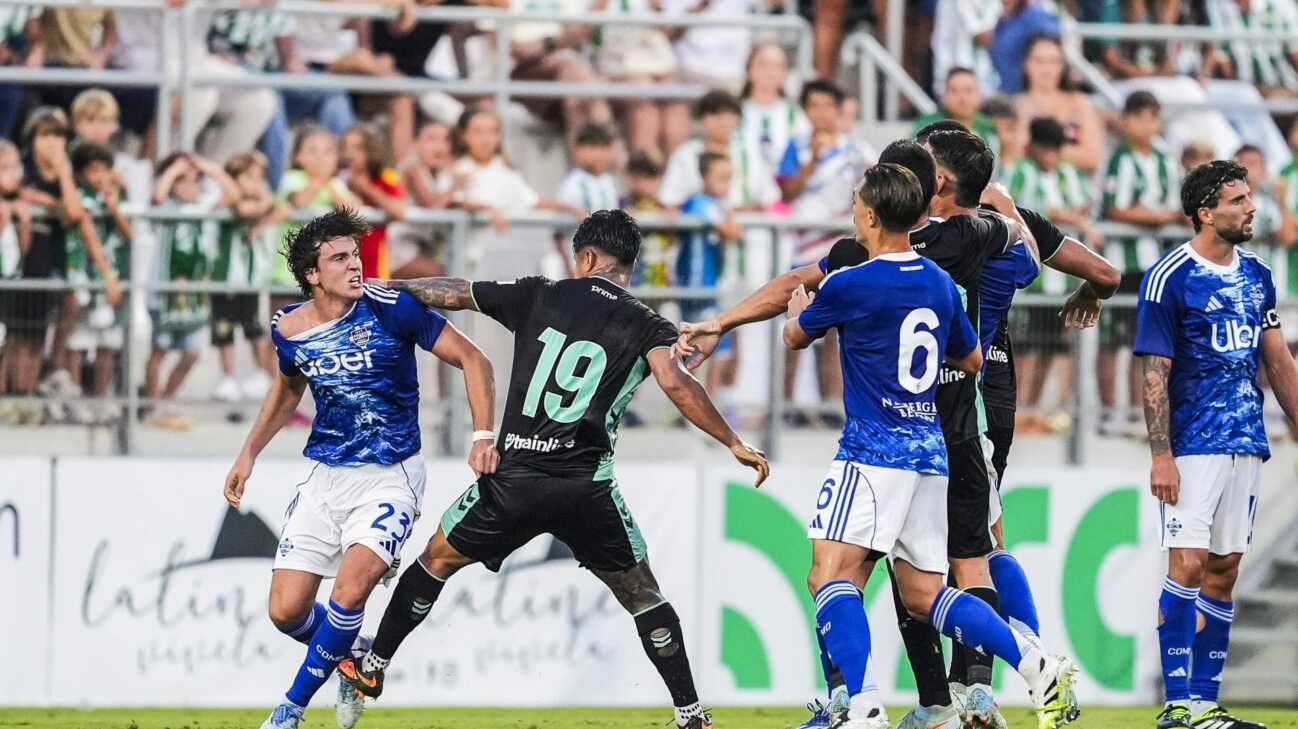 "Wilder Westen" im Freundschaftsspiel zwischen Betis und Como "Wilder Westen" im Freundschaftsspiel zwischen Betis und Como