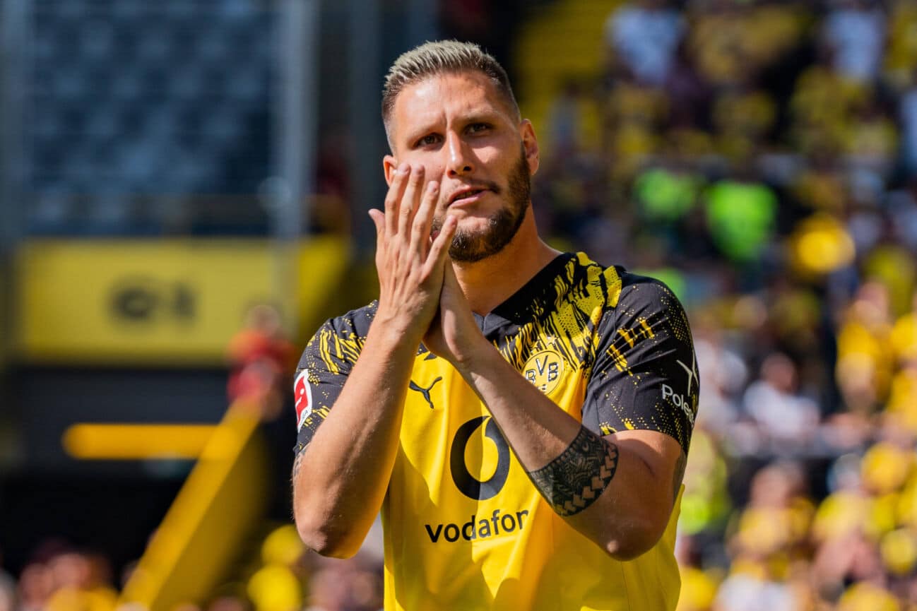 Testspiel Saisoneröffnung, Borussia Dortmund vs. Juventus Turin, 10.08.2025 Niklas Süle (Borussia Dortmund, 25) bei der Spielervorstellung am Tag der Saisoneröffnung *** Test match season opener, Borussia Dortmund vs Juventus Turin, 10 08 2025 Niklas Süle Borussia Dortmund, 25 at the player presentation on the day of the season opener Copyright: xBahhoxKarax
