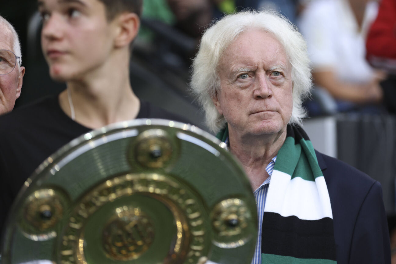 Winfried Schäfer (Borussia Mönchengladbach) schaut waehrend des Vorbereitungsspiels zwischen Borussia Mönchengladbach und Valencia CF im Borussia-Park am 02. August 2025 in Mönchengladbach, Deutschland. (Foto von Oliver Kaelke DeFodi Images) +++ Winfried Schäfer (Borussia Mönchengladbach) looks on during the pre-season friendly match between Borussia Mönchengladbach and Valencia CF at Borussia Park on August 2, 2025 in Mönchengladbach, Germany. (Photo by Oliver Kaelke DeFodi Images) (Photo by Oliver Kaelke DeFodi Images) *** Winfried Schäfer Borussia Mönchengladbach looks on during the pre season friendly match between Borussia Mönchengladbach and Valencia CF at Borussia Park on August 02, 2025 in Mönchengladbach, Germany, Germany Photo by Oliver Kaelke DeFodi Images Winfried Schäfer Borussia Mönchengladbach looks on during the pre season friendly match between Borussia Mönchengladbach and Valencia CF at Borussia Park on August 2, 2025 in Mönchengladbach, Germany Photo by Oliver Kaelke DeFodi Images Photo by Oliver Kaelke DeFodi Images