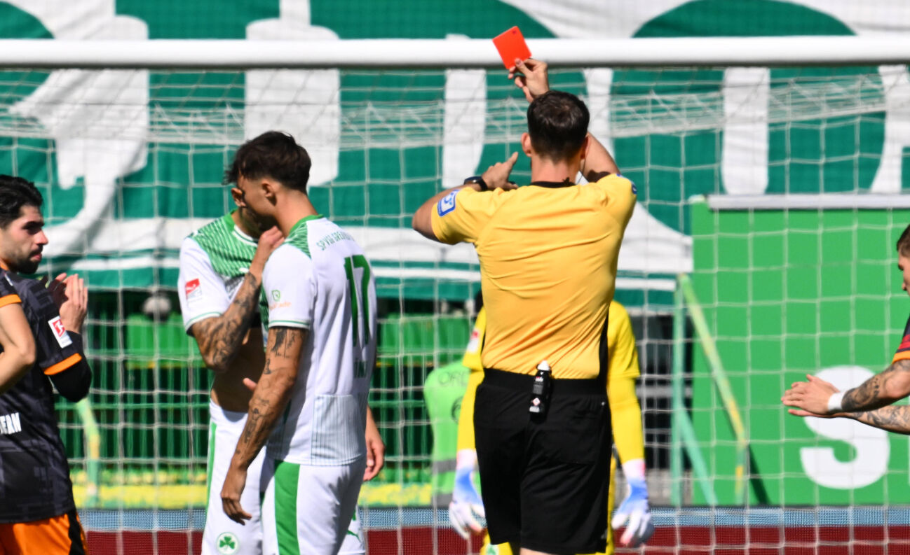 14.09.2025 - Fussball - Saison 2025 2026 - 2. Fussball - Bundesliga - 05. Spieltag: SpVgg Greuther Fürth ( Kleeblatt ) - 1. FC Kaiserslauten FCK ( Rote Teufel ) - Sportfoto Zink - xwoxzix - DFL regulations prohibit any use of photographs as image sequences and or quasi-video - only for editorial use - Richard Hempel (Schiedsrichter ) zeigt Noah König (17, SpVgg Greuther Fürth ) rote Karte Rot Platzverweis *** 14 09 2025 Soccer Season 2025 2026 2 Soccer Bundesliga 05 Matchday SpVgg Greuther Fürth Kleeblatt 1 FC Kaiserslauten FCK Rote Teufel Sportfoto Zink xwoxzix DFL regulations prohibit any use of photographs as image sequences and or quasi video only for editorial use Richard Hempel Referee shows Noah König 17, SpVgg Greuther Fürth red card red sending off