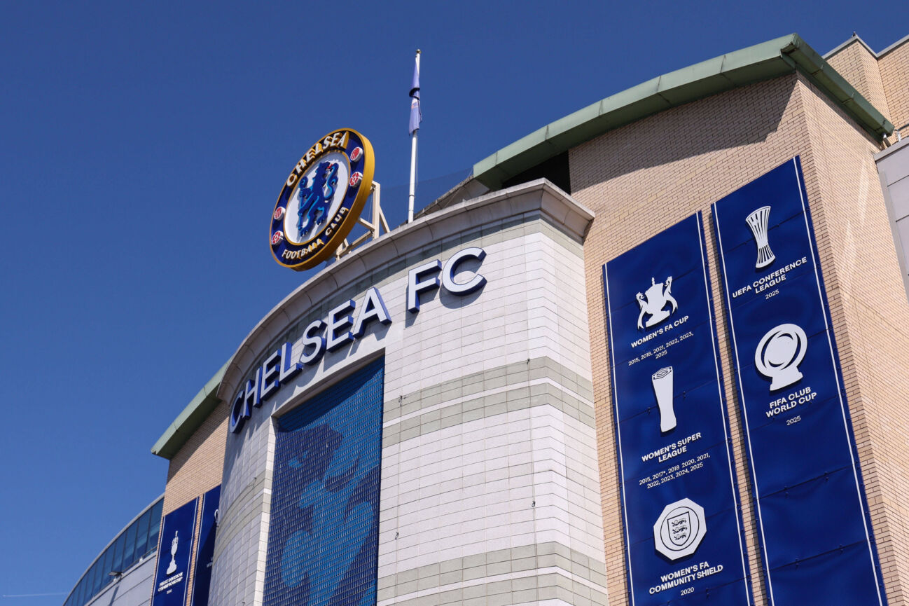 Chelsea v Crystal Palace 17 August 2025, London - Premier League Football - Chelsea v Crystal Palace - The 2025 Club World Cup trophy joins a list of Chelsea™s other achievements on the front of Stamford Bridge - Photo: Charlotte Wilson Offside. London UK *** Chelsea gegen Crystal Palace 17. August 2025, London Premier League Fußball Chelsea gegen Crystal Palace Die Trophäe der Klub-Weltmeisterschaft 2025 reiht sich in die Liste der anderen Erfolge des FC Chelsea an der Fassade der Stamford Bridge ein Foto Charlotte Wilson Offside London UK PUBLICATIONxINxGERxSUIxAUTxONLY Copyright: xCharlottexWilsonx xOffsidexOffside