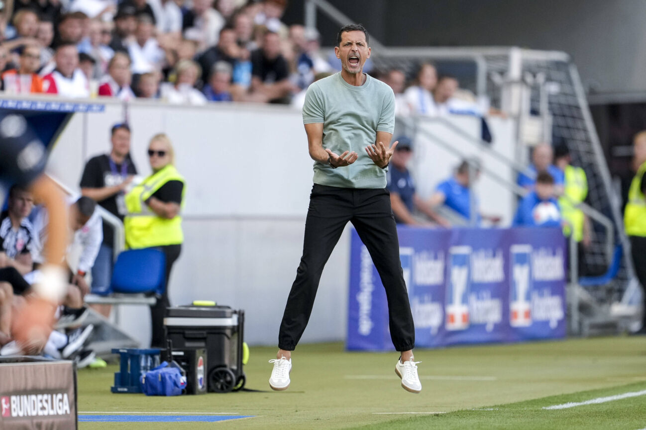 Dino Toppmöller (Trainer, Cheftrainer, SGE), gibt Anweisungen, gestikuliert, mit den Armen gestikulieren, Freisteller, Ganzkörper, Einzelbild, Einzelfoto, Aktion, Action, am Spielfeldrand, an der Seitenauslinie, 30.08.2025, Sinsheim (Deutschland), Fussball, Bundesliga, TSG 1899 Hoffenheim - Eintracht Frankfurt, DFB DFL REGULATIONS PROHIBIT ANY USE OF PHOTOGRAPHS AS IMAGE SEQUENCES AND OR QUASI-VIDEO. *** Dino Toppmöller coach, head coach, SGE , gives instructions, gestures, gesticulates with arms, cropped, full body, single image, single photo, action, action, on the sidelines, 30 08 2025, Sinsheim Germany , football, Bundesliga, TSG 1899 Hoffenheim Eintracht Frankfurt, DFB DFL REGULATIONS PROHIBIT ANY USE OF PHOTOGRAPHS AS IMAGE SEQUENCES AND OR QUASI VIDEO xozx