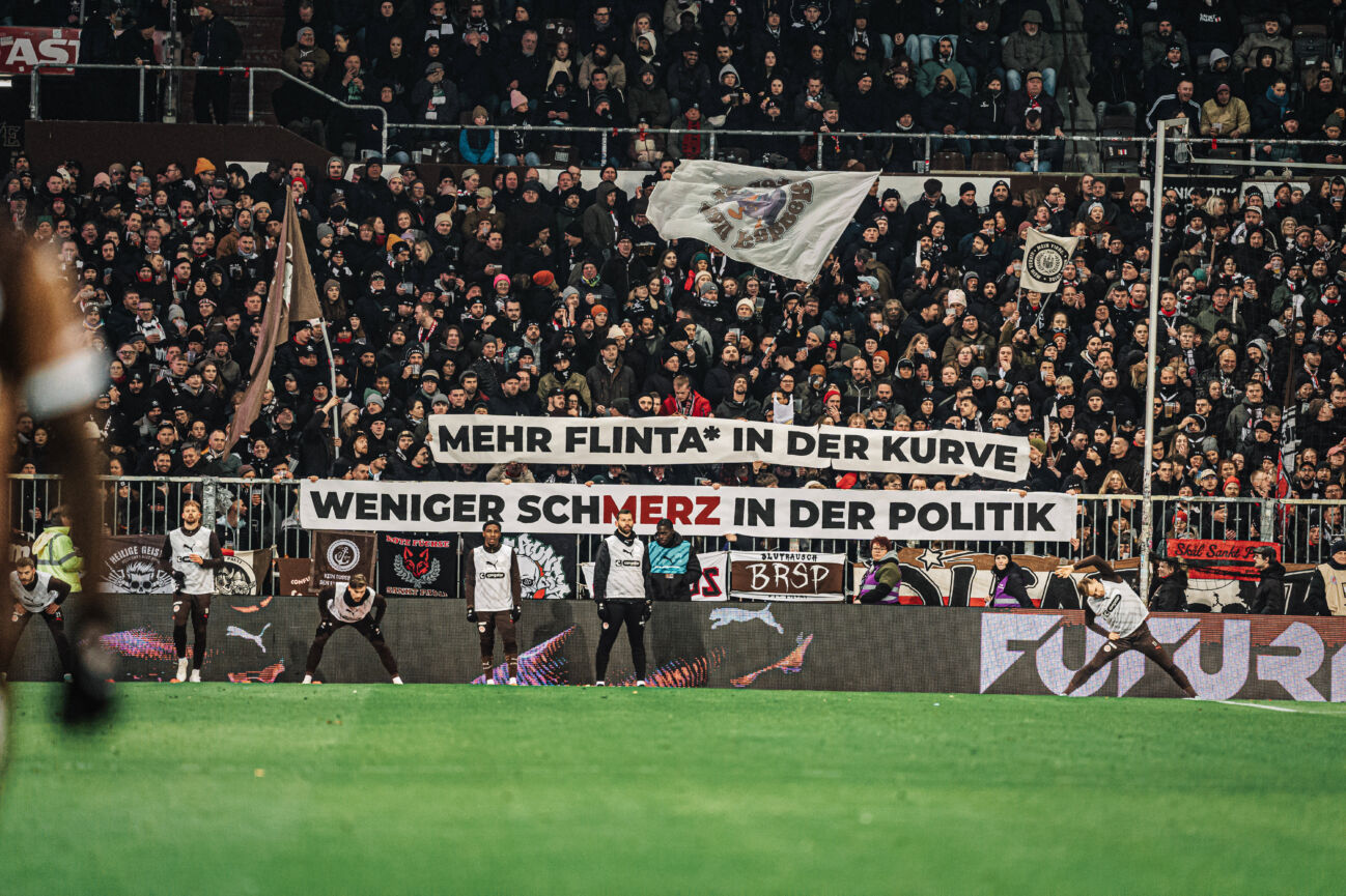 Fußball Männer Saison 2024 2025 Fußball-Bundesliga 26. Spieltag FC St. Pauli vs. TSG Hoffenheim 14.03.2025 Ein Transparent der St. Pauli Fans: Mehr Flinta* in der Kurve Weniger Schmerz in der Politik, Bundeskanzler Friedrich Merz Kritik CDU Hamburg Millerntor-Stadion Hamburg Deutschland *** Soccer Men Season 2024 2025 Football Bundesliga 26 Matchday FC St Pauli vs TSG Hoffenheim 14 03 2025 A banner of the St Pauli fans More Flinta in the curve Less pain in politics, Chancellor Friedrich Merz criticism CDU Hamburg Millerntor Stadium Hamburg Germany