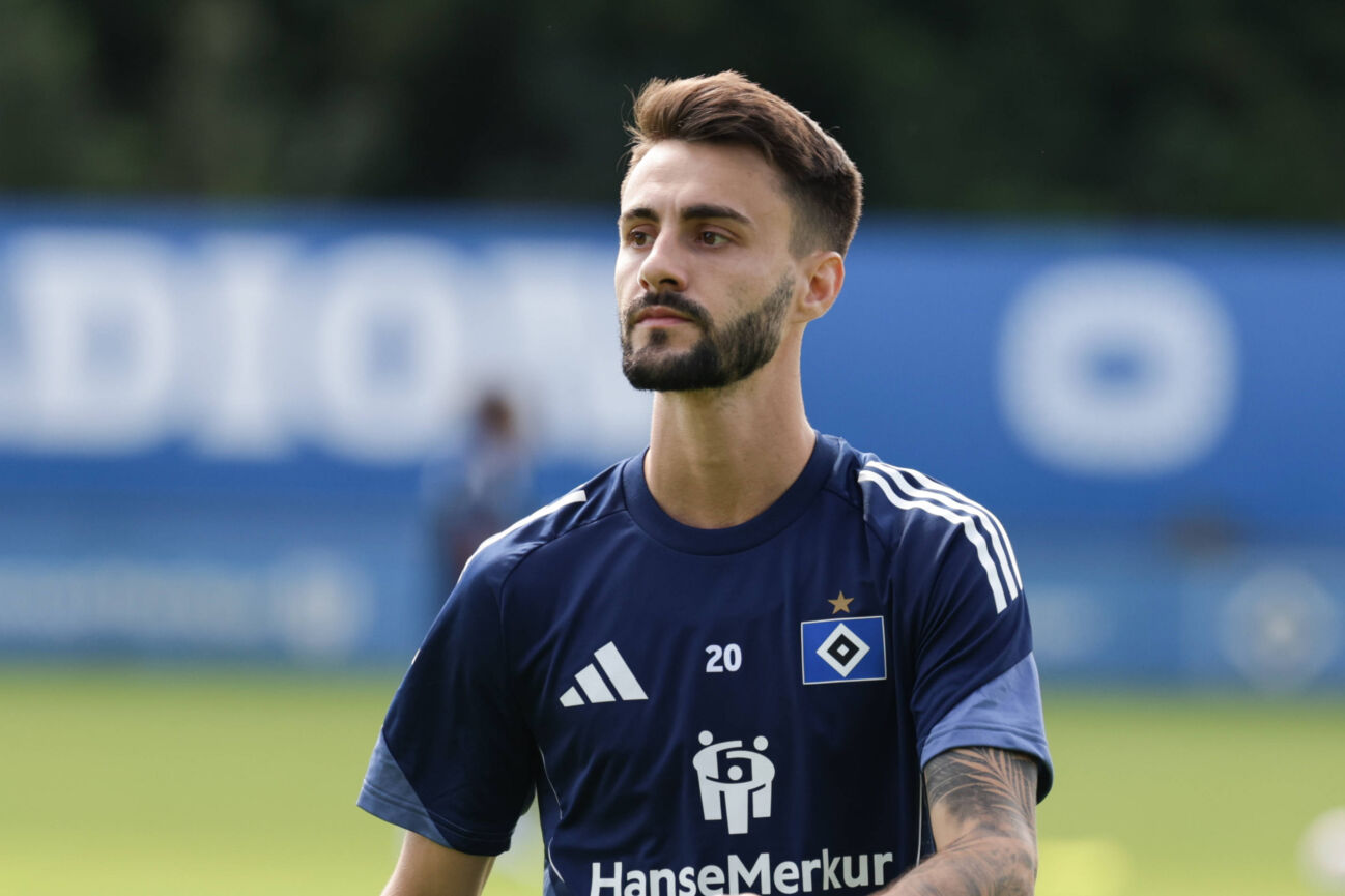 GER, xFSx ,Hamburg, HSV , 1. Bundesliga , Fussball, DFL, Hamburger SV Training , am Hamburger Volksparkstadion , 03.09.2025 , v.l. Fabio Vieira Hamburger SV , 20 DFL regulations prohibit any use of photographs as image sequences and/or quasi-video. *** GER, xFSx ,Hamburg, HSV , 1 Bundesliga , Soccer, DFL, Hamburger SV Training , am Hamburger Volksparkstadion , 03 09 2025 , v l Fabio Vieira Hamburger SV , 20 DFL regulations prohibit any use of photographs as image sequences and or quasi video Copyright: HMBxMedia/FernandoxSoares