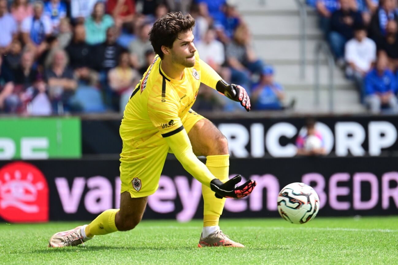KRC Genk v Royal Antwerp FC - Jupiler Pro League GENK, BELGIUM - AUGUST 03 : Lammens Senne goalkeeper of Royal Antwerp FC in action during the Jupiler Pro League match between KRC Genk and Royal Antwerp FC on August 3, 2025 in Genk, Belgium, 03 08 2025 Genk Belgium PUBLICATIONxNOTxINxFRAxBEL Copyright: xPeterxDexVoechtx