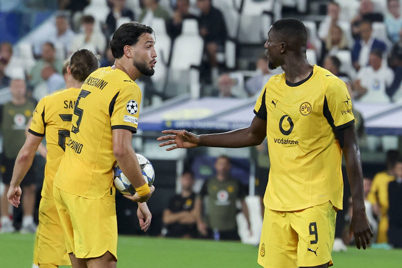 Ramy Bensebaini (Borussia Dortmund) und Serhou Guirassy (Borussia Dortmund) diskutieren vor der Ausfuehrung des Handelfmeters, UEFA Champions League 2025 26 League Phase MD1, Juventus v Borussia Dortmund, Juventus Stadium am 16. September 2025 in Turin, Italien. (Foto von Marco Steinbrenner DeFodi Images) Ramy Bensebaini (Borussia Dortmund) und Serhou Guirassy (Borussia Dortmund) discuss before taking the penalty kick, UEFA Champions League 2025 26 League Phase MD1, Juventus v Borussia Dortmund, Juventus Stadium, September 16, 2025 in Turin, Italy. (Photo by Marco Steinbrenner DeFodi Images) *** Ramy Bensebaini Borussia Dortmund and Serhou Guirassy Borussia Dortmund discuss before taking the penalty kick, UEFA Champions League 2025 26 League Phase MD1, Juventus v Borussia Dortmund, Juventus Stadium on September 16, 2025 in Turin, Italy Photo by Marco Steinbrenner DeFodi Images Ramy Bensebaini Borussia Dortmund and Serhou Guirassy Borussia Dortmund discuss before taking the penalty kick, UEFA Champions League 2025 26 League Phase MD1, Juventus v Borussia Dortmund, Juventus Stadium, September 16, 2025 in Turin, Italy Photo by Marco Steinbrenner DeFodi Images