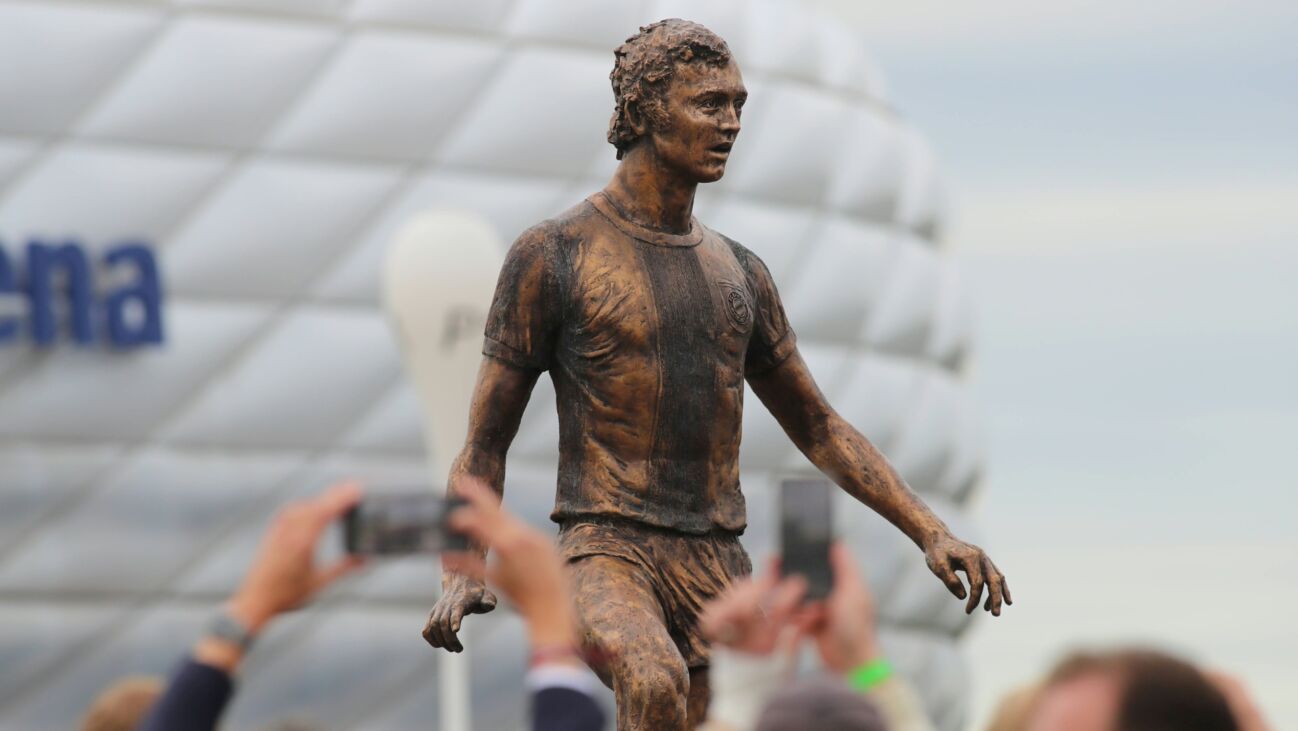 FC Bayern setzt "Kaiser" Beckenbauer ein Denkmal