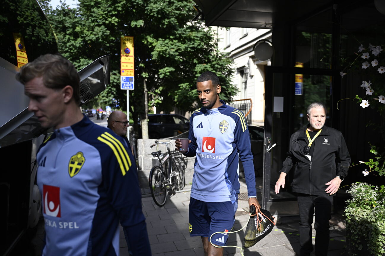 STOCKHOLM, SWEDEN 20250902 Alexander Isak, who was signed for Liverpool on Monday evening, boards the bus to Bosön where the national team, Nationalteam will train ahead of upcoming World Cup qualifiers against Slovenia and Kosovo. STOCKHOLM SWEDEN x10050x *** STOCKHOLM, SWEDEN 20250902 Alexander Isak, who was signed for Liverpool on Monday evening, boards the bus to Bosön where the national team will train ahead of upcoming World Cup qualifiers against Slovenia and Kosovo STOCKHOLM SWEDEN x10050x PUBLICATIONxNOTxINxDENxNORxSWExFIN Copyright: xPontusxLundahl TTx THE NATIONAL TEAM BEFORE THE WORLD CUP QUALIFICATIONS