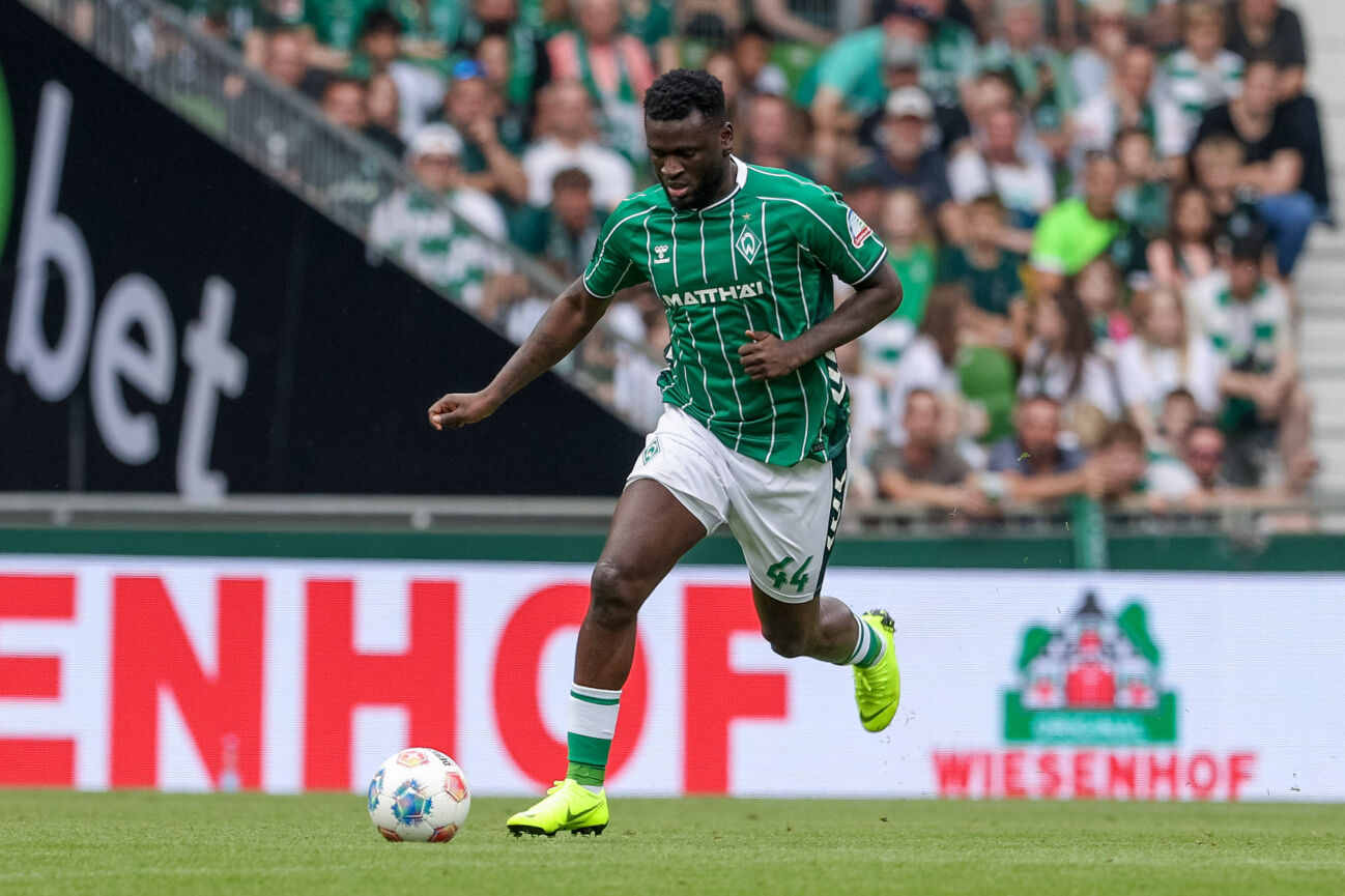 Victor Boniface (SV Werder Bremen, 44) am Ball, Freisteller, Einzelbild, Ganzkörper, Aktion, Action, Spielszene, DIE DFL-RICHTLINIEN UNTERSAGEN JEGLICHE NUTZUNG VON FOTOS ALS SEQUENZBILDER UND ODER VIDEOA?HNLICHE FOTOSTRECKEN. DFL REGULATIONS PROHIBIT ANY USE OF PHOTOGRAPHS AS IMAGE SEQUENCES AND OR QUASI-VIDEO., 20.09.2025, Bremen (Deutschland), Fussball, Bundesliga, SV Werder Bremen - SC Freiburg *** Victor Boniface SV Werder Bremen, 44 on the ball, cropped image, single image, full body, action, action, match scene, THE DFL REGULATIONS PROHIBIT ANY USE OF PHOTOGRAPHS AS IMAGE SEQUENCES AND OR QUASI VIDEO, 20 09 2025, Bremen Germany , Football, Bundesliga, SV Werder Bremen SC Freiburg xobx