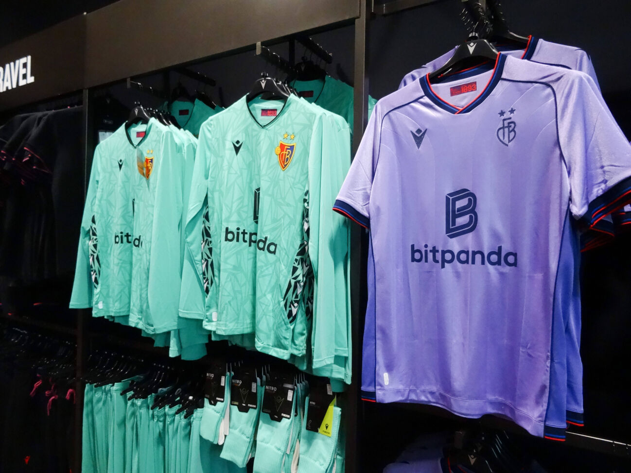 060825-schweiz-bild-offizielles-1064883166 06.08.25 Schweiz. Bild : Offizielles Auswaertstrikot Torhuetertrikot,Bitpanda FC Basel *** 06 08 25 Switzerland Picture Official Away Jersey Goalkeeper Jersey,Bitpanda FC Basel PUBLICATIONxNOTxINxSUI