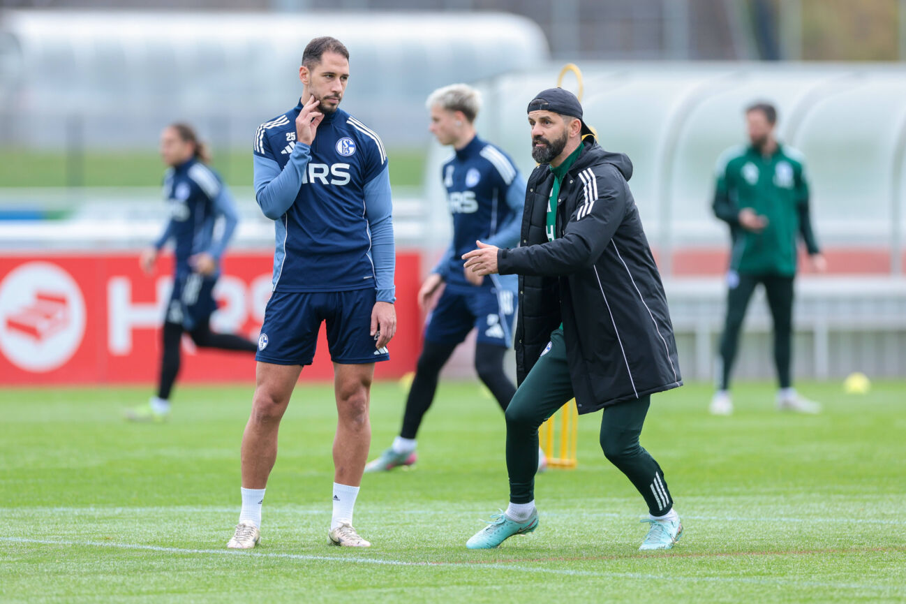 14.10.2025, Fussball, Saison 2025 2026, Training FC Schalke 04, Trainer Miron Muslic (FC Schalke 04) gibt Nikola Katic (FC Schalke 04) Anweisungen, Gelsenkirchen Trainingsgelände FC Schalke 04 NRW Deutschland xRHR-FOTO YYx *** 14 10 2025, Football, Season 2025 2026, Training FC Schalke 04, Coach Miron Muslic FC Schalke 04 gives instructions to Nikola Katic FC Schalke 04, Gelsenkirchen Training ground FC Schalke 04 NRW Germany xRHR PHOTO YYx Copyright: RHR-FOTOx RHR-FOTO YY