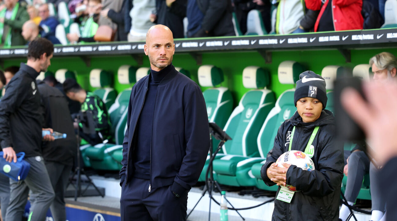 18102025-deutschland-wolfsburg-fuball-bundesliga-1067874769 18.10.2025, Deutschland, Wolfsburg, Fußball Bundesliga, Saison 2025 2026, VfL Wolfsburg vs. VfB Stuttgart, VfL Trainer Paul Simonis *** 18 10 2025, Germany, Wolfsburg, Soccer Bundesliga, Season 2025 2026, VfL Wolfsburg vs VfB Stuttgart, VfL Coach Paul Simonis