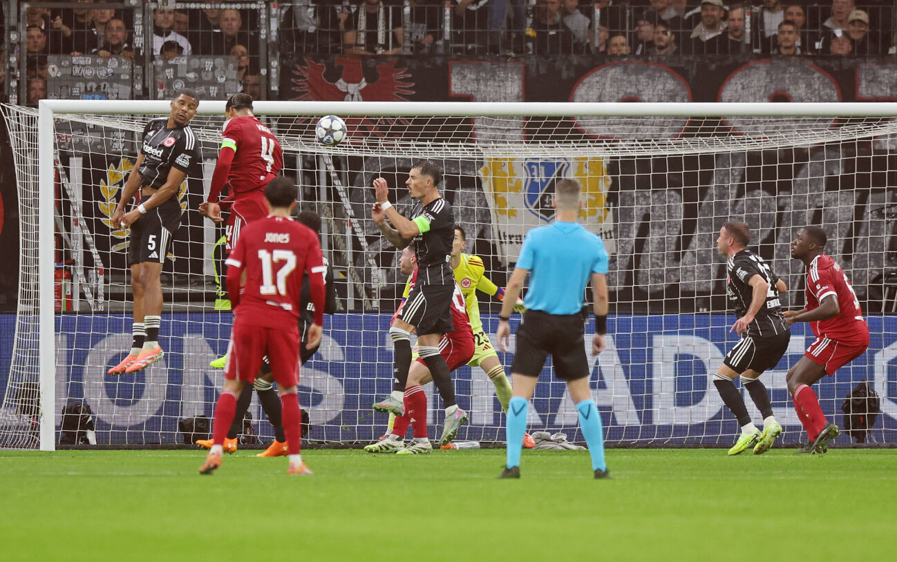 22102025-xovx-fuball-uefa-champions-1068099178 22.10.2025, xovx, Fußball UEFA Champions League, Eintracht Frankfurt - FC Liverpool v.l. Aurele Amenda (Eintracht Frankfurt), Virgil van Dijk (FC Liverpool) mit dem Tor zum 1:2, Conor Bradley (FC Liverpool), Robin Koch (Eintracht Frankfurt), Michael Zetterer (Eintracht Frankfurt), Mario Götze (Eintracht Frankfurt), Ibrahima Konate (FC Liverpool) (DFL DFB REGULATIONS PROHIBIT ANY USE OF PHOTOGRAPHS as IMAGE SEQUENCES and or QUASI-VIDEO) emspor Frankfurt am Main *** 22 10 2025, xovx, Football UEFA Champions League, Eintracht Frankfurt FC Liverpool v l Aurele Amenda Eintracht Frankfurt , Virgil van Dijk FC Liverpool with the goal to 1 2, Conor Bradley FC Liverpool , Robin Koch Eintracht Frankfurt , Michael Zetterer Eintracht Frankfurt , Mario Götze Eintracht Frankfurt , Ibrahima Konate FC Liverpool DFL DFB REGULATIONS PROHIBIT ANY USE OF PHOTOGRAPHS as IMAGE SEQUENCES and or QUASI VIDEO emspor Frankfurt am Main