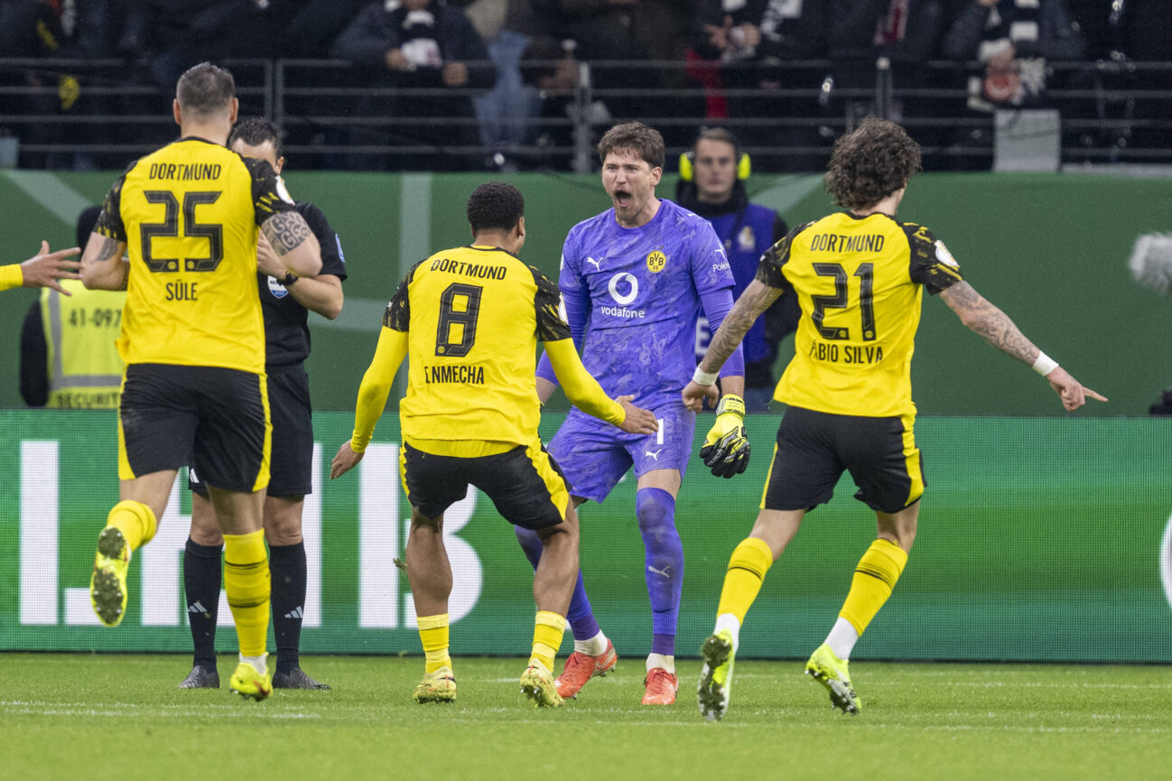28.10.2025: Fußball: DFB Pokal, 2. Runde: Eintracht Frankfurt - Borussia Dortmund im Deutsche Bank Park. Niklas Süle (Borussia Dortmund) (l-r), Felix Nmecha (Borussia Dortmund), Torwart Gregor Kobel (Borussia Dortmund) und Fabio Silva (Borussia Dortmund) jubeln. WICHTIGER HINWEIS: Gemäß den Vorgaben der DFL und des DFB ist es untersagt, in dem Stadion und oder vom Spiel angefertigte Fotoaufnahmen in Form von Sequenzbildern und oder videoähnlichen Fotostrecken zu verwerten bzw. verwerten zu lassen. *** 28 10 2025 Football DFB Cup, 2nd round Eintracht Frankfurt Borussia Dortmund at Deutsche Bank Park Niklas Süle Borussia Dortmund l r , Felix Nmecha Borussia Dortmund , goalkeeper Gregor Kobel Borussia Dortmund and Fabio Silva Borussia Dortmund cheer IMPORTANT NOTE In accordance with the regulations of the DFL and the DFB, it is prohibited to exploit or have exploited photographs taken in the stadium and or of the match in the form of sequential images and or video-like photo series Copyright: xDavidxInderliedx