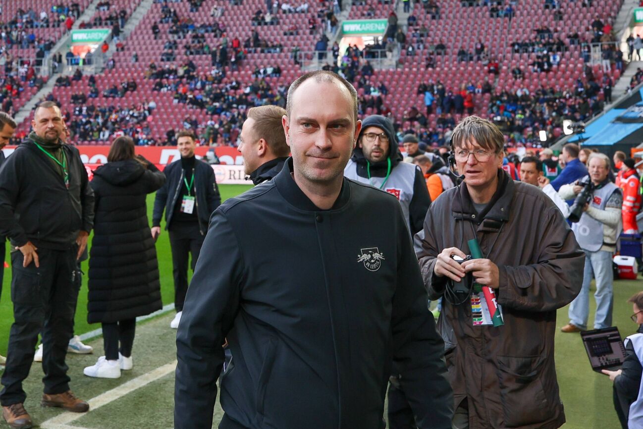 Chef-Trainer Ole Werner (RB Leipzig), FC Augsburg vs. RB Leipzig, Fussball, 1. Bundesliga, 8. Spieltag, 25.10.2025 DFB regulations prohibit any use of photographs as image sequences and or quasi-video Augsburg Bayern Deutschland *** Head Coach Ole Werner RB Leipzig , FC Augsburg vs RB Leipzig, Football, 1 Bundesliga, 8 Matchday, 25 10 2025 DFB regulations prohibit any use of photographs as image sequences and or quasi video Augsburg Bayern Germany Copyright: xkolbert-press ChristianxKolbertx