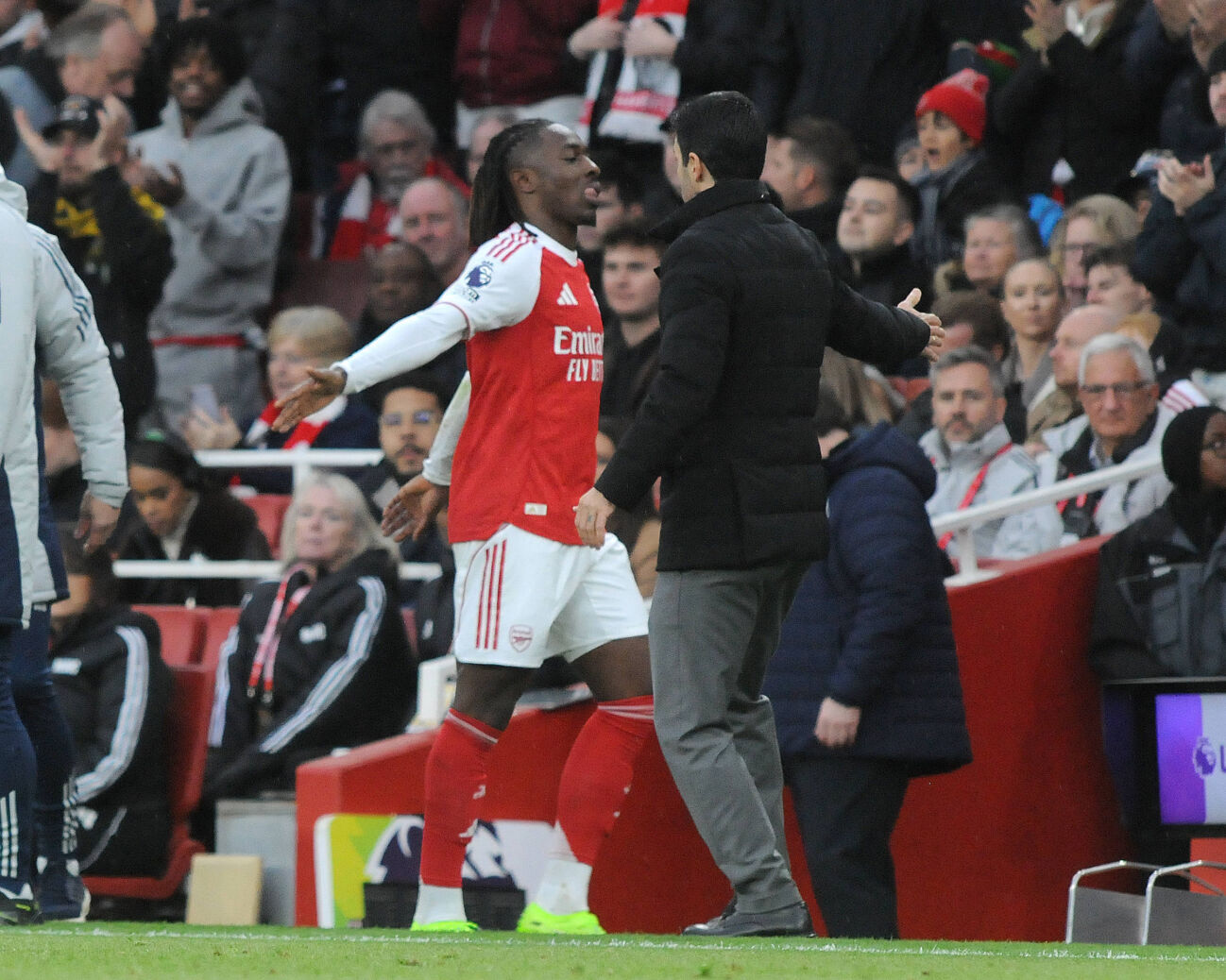 football-2025-2026-premier-1068297897 Football - 2025 2026 Premier League - Arsenal vs Crystal Palace - Emirates Stadium - Sunday 26th October 2025 Goalscorer, Eberechi Eze with Arsenal manager, Mikel Arteta after being substituted PUBLICATIONxNOTxINxUK