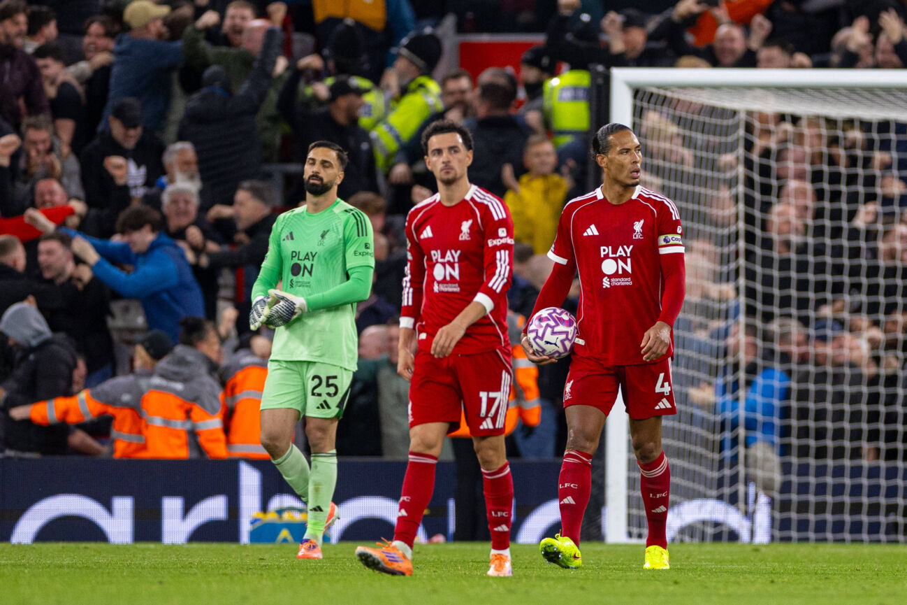 Football - FA Premier League - Liverpool FC v Manchester United, ManU FC LIVERPOOL, ENGLAND - Sunday, October 19, 2025: Liverpool s goalkeeper Giorgi Mamardashvili, Curtis Jones and captain Virgil van Dijk (L-R) reacts to conceeding the second goal during the FA Premier League match between Liverpool FC and Manchester United FC at Anfield. (Photo by David Rawcliffe Propaganda) LIVERPOOL Anfield MERSEYSIDE ENGLAND PUBLICATIONxNOTxINxUK Copyright: xDavidxRawcliffex P2025-10-19-Liverpool_Man_Utd-92
