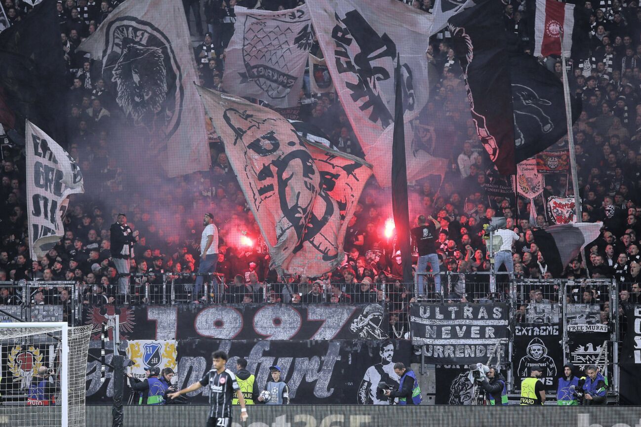 Frankfurt Main, Hessen, Deutschland, 22.10.2025: Waldstadion Deutsche Bank Park: UEFA Champions League 2025 26: Eintracht Frankfurt - FC Liverpool: Fans mit Pyrotechnik *** Frankfurt Main, Hesse, Germany, 22 10 2025 Waldstadion Deutsche Bank Park UEFA Champions League 2025 26 Eintracht Frankfurt FC Liverpool fans with pyrotechnics Copyright: xdtsxNachrichtenagenturx dts_90659