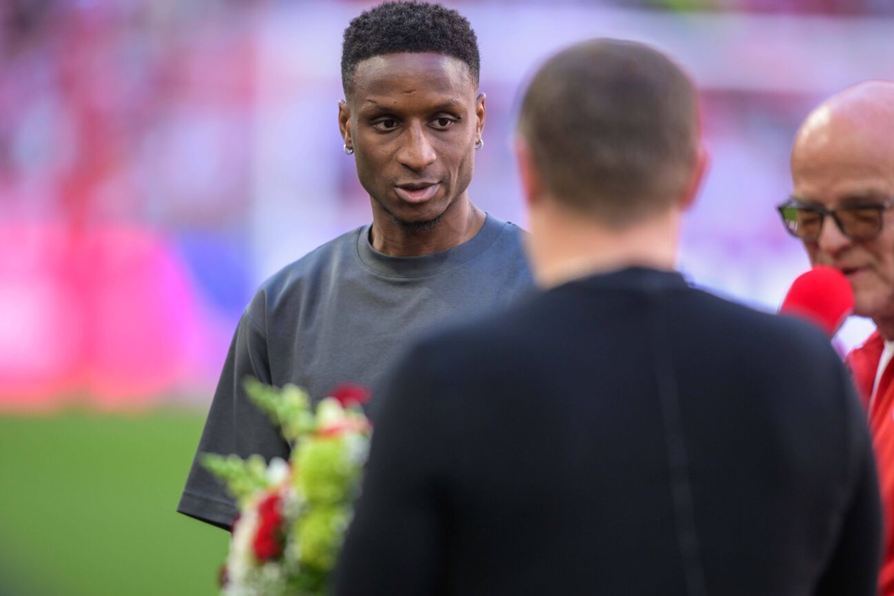 Fußball, 1. Bundesliga, 20240512, FC Bayern München - VfL Wolfsburg. Im Bild Verabschiedung Bouna SARR (FC Bayern München, 20). München Allianz Arena Bayern Deutschland *** Soccer, 1 Bundesliga, 20240512, FC Bayern Munich VfL Wolfsburg In the picture Farewell Bouna SARR FC Bayern Munich, 20 Munich Allianz Arena Bayern Germany Copyright: Passion2Press MarkusxFischerx