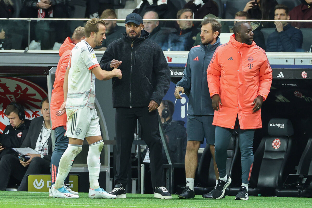 Fußball 1. Bundesliga - Eintracht Frankfurt - FC Bayern München am 04.10.2025 im Deutsche Bank Park in Frankfurt Trainer Vincent Kompany (Muenchen) redet mit Harry Kane (Muenchen 9) bei seiner Auswechslung *** Soccer 1 Bundesliga Eintracht Frankfurt FC Bayern Munich on 04 10 2025 at Deutsche Bank Park in Frankfurt Coach Vincent Kompany Muenchen talks to Harry Kane Muenchen 9 during his substitution MH
