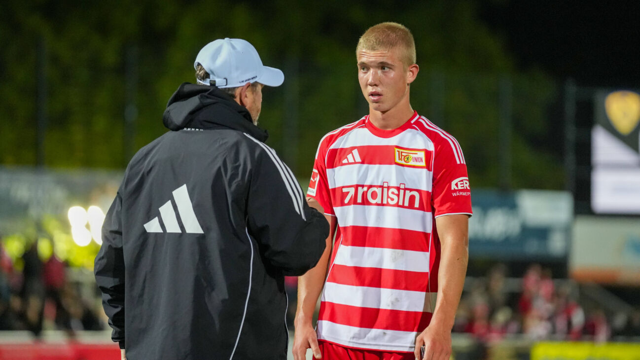 Fußball, Herren, Saison 2025 2026, Testspiel, Freundschaftsspiel, FSV 63 Luckenwalde vs. 1.FC Union Berlin, Mittwoch 08.10.2025, Werner-Seelenbinder-Stadion Luckenwalde, Im Bild: Steffen Baumgart (l. Trainer Union) und Dmytro Bogdanov (r. Union) Brandenburg Deutschland *** Soccer, Gentlemen, Season 2025 2026, Test match, Friendly match, FSV 63 Luckenwalde vs 1 FC Union Berlin, Wednesday 08 10 2025, Werner Seelenbinder Stadium Luckenwalde, in Picture Steffen Baumgart l team manager Union and Dmytro Bogdanov r Union Brandenburg Germany