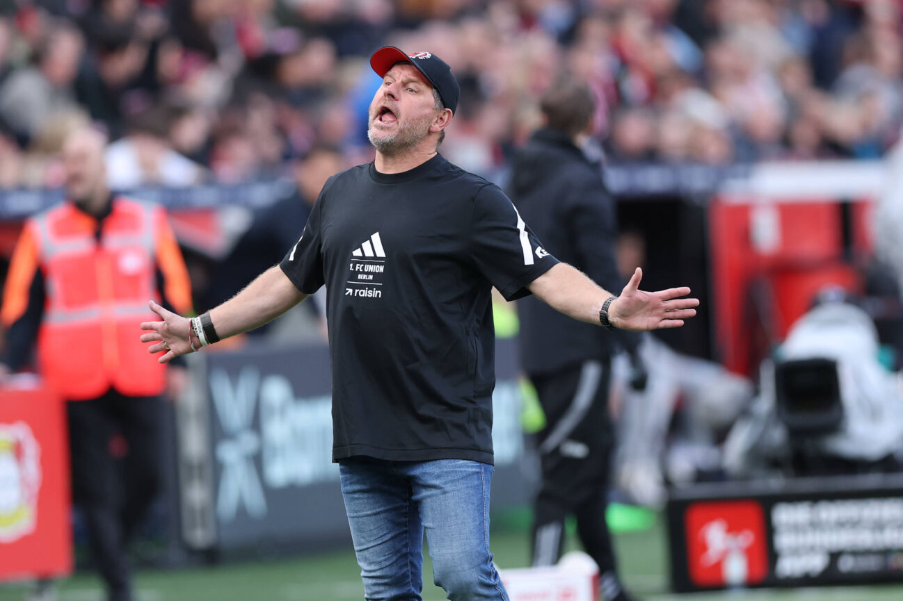 GER, 1.FBL. Bayer 04 Leverkusen vs. 1. FC Union Berlin 04.10.2025, BayArena, Leverkusen, GER, 1.FBL. Bayer 04 Leverkusen vs. 1. FC Union Berlin , im Bild: Ãlex Grimaldo (Leverkusen 20), ist nach einem Foul schwer verletzt und muss vom Notarzt behandelt und vom Platz getragen werden während dessen groehlen die Union Fans feindschaftliche Gesänge Steffen Baumgart (Union Berlin), fordert seine Fans zur Zurückhaltung auf *** GER, 1 FBL Bayer 04 Leverkusen vs 1 FC Union Berlin 04 10 2025, BayArena, Leverkusen, GER, 1 FBL Bayer 04 Leverkusen vs 1 FC Union Berlin , in the picture Ãlex Grimaldo Leverkusen 20 , is seriously injured after a foul and has to be treated by the emergency doctor and carried off the pitch during which the Union fans groan hostile chants Steffen Baumgart Union Berlin , calls on his fans to show restraint nordphotoxGmbHx xMeuter nph00351