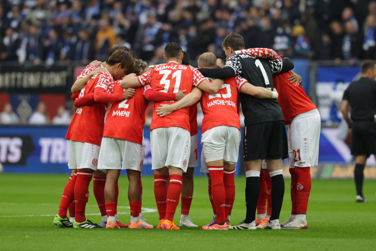 GER, xFSx ,Hamburg, HSV , 1. Bundesliga , Fussball, DFL, Hamburger SV , am Hamburger Volksparkstadion , 1.FSV Mainz 05 , 05.10.2025 v.l. Die Mansschaft von 1.FSV Mainz 05 macht ein Kreis vor dem Spiel, Zusammenhalt, Motivation, Teamgeist DFL regulations prohibit any use of photographs as image sequences and or quasi-video. *** GER, xFSx ,Hamburg, HSV , 1 Bundesliga , Football, DFL, Hamburger SV , am Hamburger Volksparkstadion , 1 FSV Mainz 05 , 05 10 2025 v l The team of 1 FSV Mainz 05 makes a circle before the game, cohesion, motivation, team spirit DFL regulations prohibit any use of photographs as image sequences and or quasi video Copyright: HMBxMedia FernandoxSoares