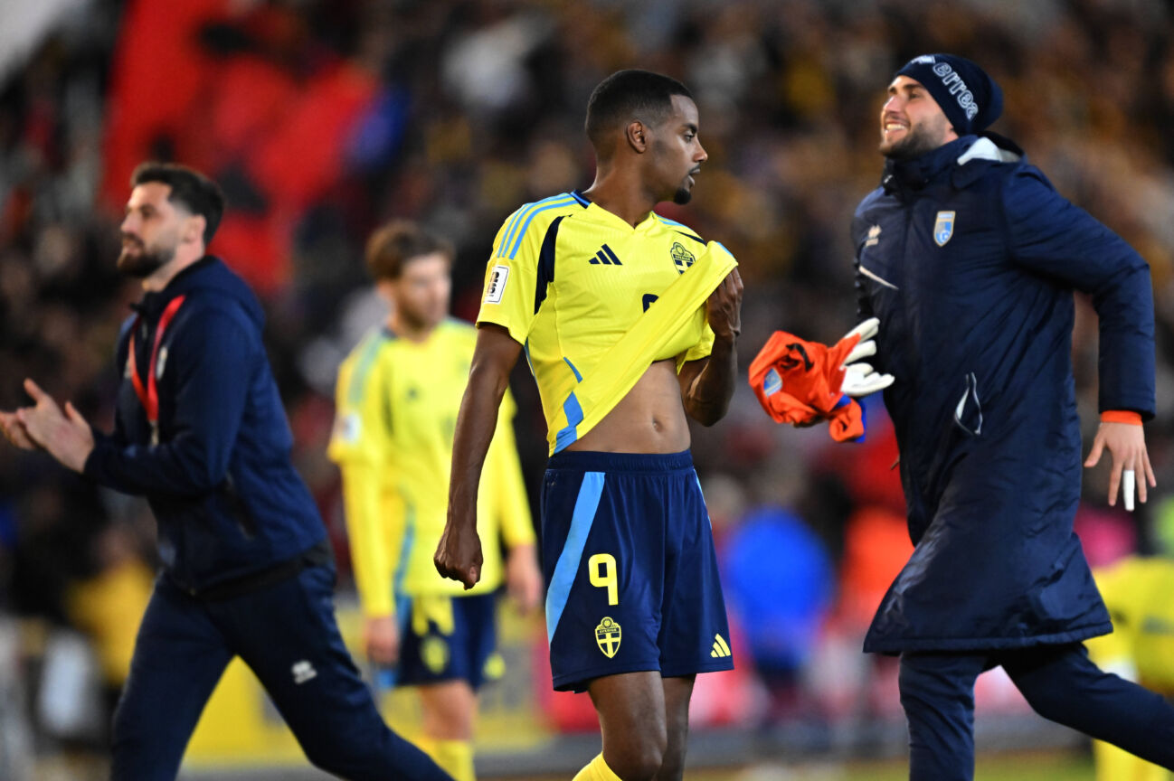 GÖTEBORG, SVERIGE 20251013 Sveriges Alexander Isak deppar efter förlusten (0-1) i mandagens VM-kvalmatch i grupp B mellan Sverige och Kosovo pa Ullevi, 13 oktober 2025 i Göteborg, Sverige. GÖTEBORG SVERIGE x9200x *** GOTHENBURG, SWEDEN 20251013 Swedens Alexander Isak is dejected after losing 0-1 in Mondays World Cup Group B qualifying match between Sweden and Kosovo at Ullevi, October 13, 2025 in Gothenburg, Sweden GOTHENBURG SWEDEN x9200x PUBLICATIONxNOTxINxDENxNORxSWExFIN Copyright: xBjörnxLarssonxRosvall TTx VM-KVAL SVERIGE-KOSOVO