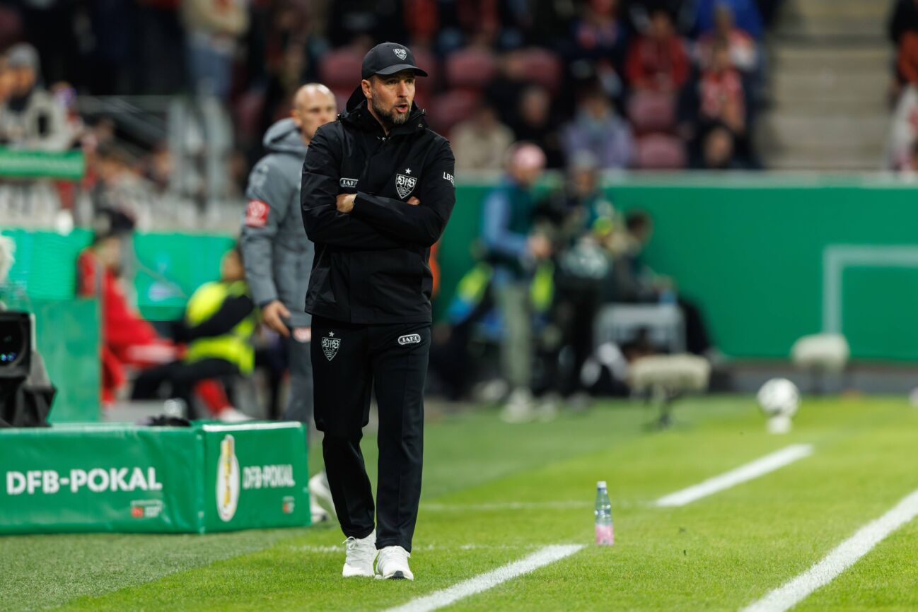 Sebastian Hoeness VFB Stuttgart an der Seitenlinie, FSV Mainz 05 vs VFB Stuttgart, Fussball, DFB Pokal, 2. Runde, Saison 2025/2026, 29.10.2025 DFB regulations prohibit any use of photographs as image sequences and/or quasi-video. FSV Mainz 05 vs VFB Stuttgart, Fussball, DFB Pokal, 2. Runde, Saison 2025/2026, 29.10.2025 *** Sebastian Hoeness VFB Stuttgart on the touchline, FSV Mainz 05 vs VFB Stuttgart, Football, DFB Pokal, 2nd round, Season 2025 2026, 29 10 2025 DFB regulations prohibit any use of photographs as image sequences and or quasi video FSV Mainz 05 vs VFB Stuttgart, Football, DFB Pokal, 2nd round, Season 2025 2026, 29 10 2025 Copyright: xEibner-Pressefoto/AlexanderxNeisx EP_ANS
