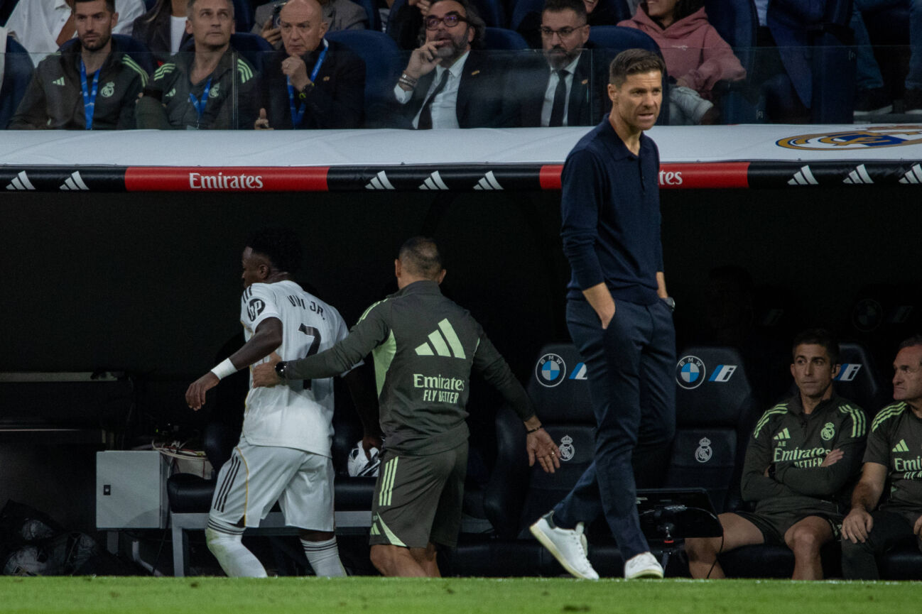 La Liga 25 26 Real Madrid FC Barcelona, Barca Spain - 26 Oct 2025 A Real Madrid worker holds Vinicius Jr. (7) behind Xabi Alonso, Real Madrid coach EA SPORTS La Liga 2025-2026 match between Real Madrid and FC Barcelona, ??played at the Santiago Bernabéu Stadium. Final score: Real Madrid 2 - 1 FC Barcelona Madrid Spain Copyright: xDavidxCanalesx xSOPAxImagesx DCLaLigaRealMadridFCBarcelona251026-026