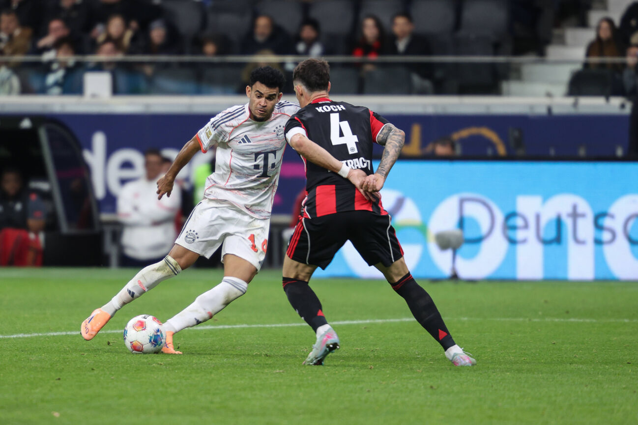 Luis Diaz (FC Bayern Muenchen, 14) setzt sich gegen Robin Koch (Eintracht Frankfurt, 04) durch und erzeilt das 0:3, GER, Eintracht Frankfurt vs. 1. FC Bayern Muenchen, 1. Bundesliga, 6. Spieltag, 2025 2026, 04.10.2025, DFL REGULATIONS PROHIBIT ANY USE OF PHOTOGRAPHS AS IMAGE SEQUENCES AND OR QUASI-VIDEO, GER, Eintracht Frankfurt vs. 1. FC Bayern Muenchen, 1. Bundesliga, 6. Spieltag, 2025 2026, 04.10.2025 Frankfurt *** Luis Diaz FC Bayern Muenchen, 14 beats Robin Koch Eintracht Frankfurt, 04 and scores the 0 3, GER, Eintracht Frankfurt vs 1 FC Bayern Muenchen, 1 Bundesliga, Matchday 6, 2025 2026, 04 10 2025, DFL REGULATES PROHIBIT ANY USE OF PHOTOGRAPHS AS IMAGE SEQUENCES AND OR QUASI VIDEO, GER, Eintracht Frankfurt vs 1 FC Bayern Muenchen, 1 Bundesliga, Matchday 6, 2025 2026, 04 10 2025 Frankfurt Copyright: xEibner-Pressefoto JanxPrihodax EP_JPA