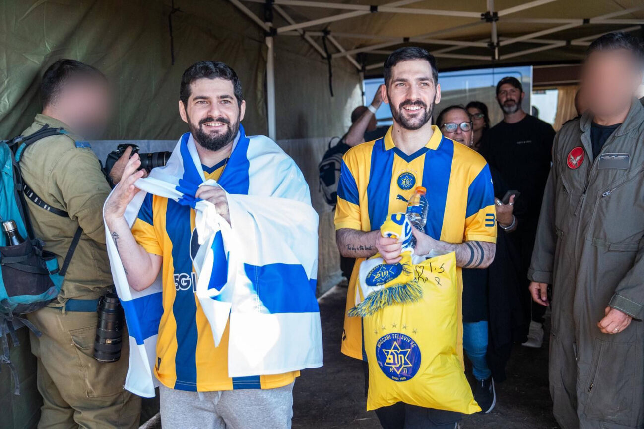 Returned hostages Gali and Ziv Berman, wearing Maccabi Tel Aviv soccer jerseys, after being released from captivity on Monday, October 13, 2025, after spending more than two years in Hamas captivity. Photo via Israel GPO PUBLICATIONxNOTxINxUSA WAX2025101326 ISRAELxGPO