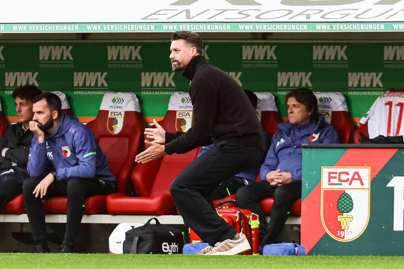 Sandro Wagner (FC Augsburg, Cheftrainer) mit Gestiken am Spielfeldrand GER, FC Augsburg vs. RB Leipzig, 1.Bundesliga Fussball, 08. Spieltag, Saison 2025 2026, 25.10.2025 DFB DFL REGULATIONS PROHIBIT ANY USE OF PHOTOGRAPHS AS IMAGE SEQUENCES AND OR QUASI-VIDEO GER, FC Augsburg vs. RB Leipzig, 1.Bundesliga Fussball, 08. Spieltag, Saison 2025 2026, 25.10.2025 Augsburg *** Sandro Wagner FC Augsburg, Head coach with gestures on the sidelines GER, FC Augsburg vs RB Leipzig, 1 Bundesliga Soccer, Matchday 08, Season 2025 2026, 25 10 2025 DFB DFL REGULATIONS PROHIBIT ANY USE OF PHOTOGRAPHS AS IMAGE SEQUENCES AND OR QUASI VIDEO GER, FC Augsburg vs RB Leipzig, 1 Bundesliga Soccer, Matchday 08, Season 2025 2026, 25 10 2025 Augsburg Copyright: xEibner-Pressefoto RogerxBuerkex EP_RBE