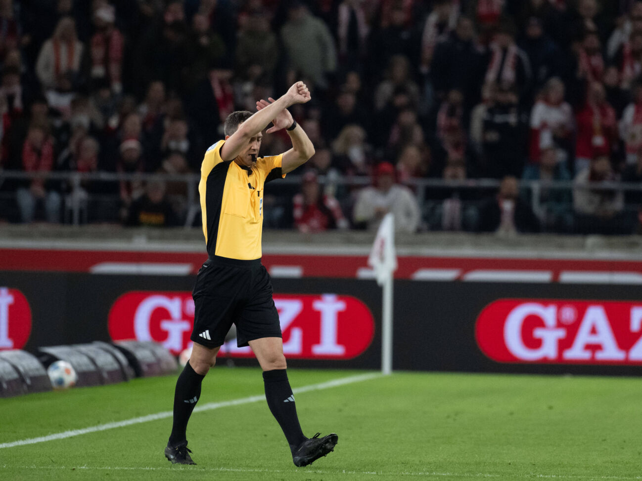 Schiedsrichter Felix Zwayer gibt Elfmeter,Strafstoss nach Uberpruefung. GER, VfB Stuttgart vs. 1. FSV Mainz 05, Fussball, Herren, 1. Bundesliga, 8. Spieltag, Spielzeit 2025 2026, 26.10.2025, DFL DFB REGULATIONS PROHIBIT ANY USE OF PHOTOGRAPHS AS IMAGE SEQUENCES AND OR QUASI-VIDEO, GER, VfB Stuttgart vs. 1. FSV Mainz 05, Fussball, Herren, 1. Bundesliga, 8. Spieltag, Spielzeit 2025 2026, 26.10.2025 Stuttgart *** Referee Felix Zwayer gives penalty,Penalty kick after review GER, VfB Stuttgart vs 1 FSV Mainz 05, Football, Men, 1 Bundesliga, Matchday 8, Season 2025 2026, 26 10 2025, DFL DFB REGULATES PROHIBIT ANY USE OF PHOTOGRAPHS AS IMAGE SEQUENCES AND OR QUASI VIDEO, GER, VfB Stuttgart vs 1 FSV Mainz 05, Football, Men, 1 Bundesliga, Matchday 8, Season 2025 2026, 26 10 2025 Stuttgart Copyright: xEibner-Pressefoto WolfgangxFrankx EP_WFK