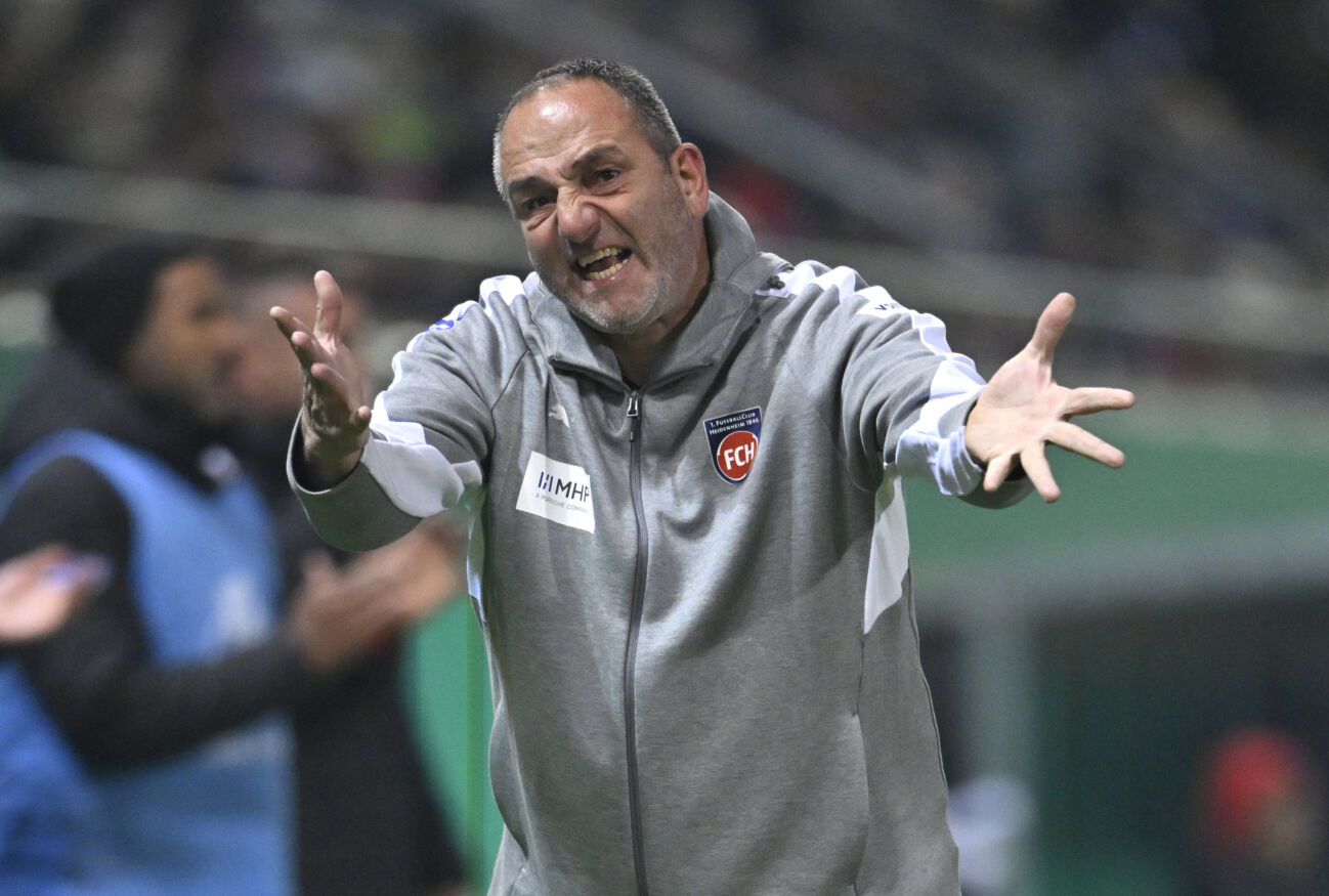 Trainer Coach Frank Schmidt 1. FC Heidenheim 1846 FCH am Spielfeldrand Gestik Geste 1. FC Heidenheim 1846 FCH vs Hamburger SV HSV DFB-Pokal Zweite Runde 28.10.2025 DFL REGULATIONS PROHIBIT ANY USE OF PHOTOGRAPHS AS IMAGE SEQUENCES AND OR QUASI-VIDEO 1. FC Heidenheim 1846 FCH vs Hamburger SV HSV *** Coach Coach Frank Schmidt 1 FC Heidenheim 1846 FCH on the sidelines Gesture Gesture 1 FC Heidenheim 1846 FCH vs Hamburger SV HSV DFB Pokal Second Round 28 10 2025 DFL REGULATIONS PROHIBIT ANY USE OF PHOTOGRAPHS AS IMAGE SEQUENCES AND OR QUASI VIDEO 1 FC Heidenheim 1846 FCH vs Hamburger SV HSV