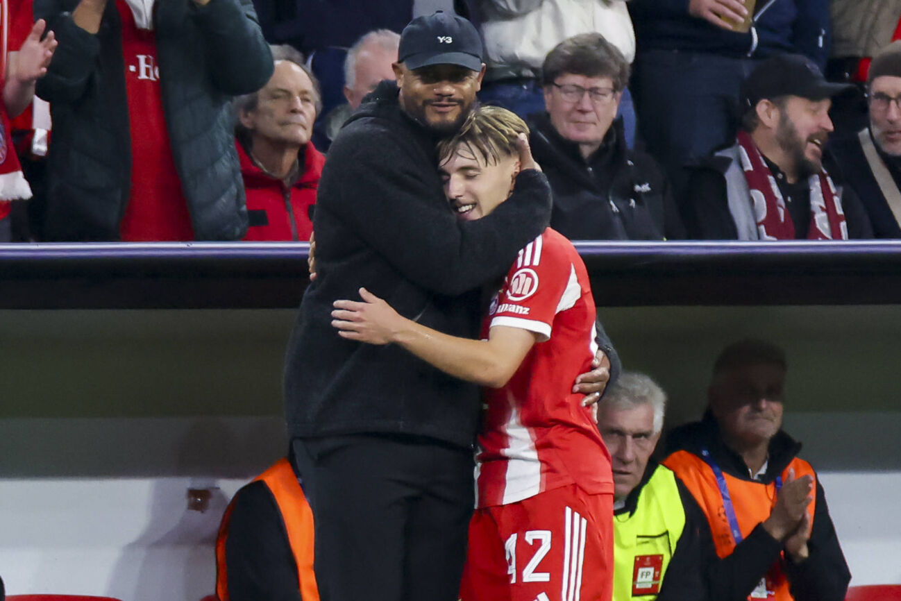 Trainer Vincent Kompany (FC Bayern Muenchen) und Lennart Karl (FC Bayern Muenchen) umarmen sich, UEFA Champions League 2025 26 League Phase MD3, FC Bayern München v Club Brugge KV, Football Arena Munich am 22. October 2025 in Munich, Deutschland. (Foto von Marco Steinbrenner DeFodi Images) Trainer Vincent Kompany (FC Bayern Muenchen) und Lennart Karl (FC Bayern Muenchen) hugh each other, UEFA Champions League 2025 26 League Phase MD3, FC Bayern München v Club Brugge KV, Football Arena Munich, October 22, 2025 in Munich, Germany. (Photo by Marco Steinbrenner DeFodi Images) *** not used for Axel Springer ZDF *** Coach Vincent Kompany FC Bayern Muenchen and Lennart Karl FC Bayern Muenchen hug each other, UEFA Champions League 2025 26 League Phase MD3, FC Bayern München v Club Brugge KV, Football Arena Munich on October 22, 2025 in Munich, Germany Photo by Marco Steinbrenner DeFodi Images Coach Vincent Kompany FC Bayern Muenchen and Lennart Karl FC Bayern Muenchen hug each other, UEFA Champions League 2025 26 League Phase MD3, FC Bayern München v Club Brugge KV, Football Arena Munich, October 22, 2025 in Munich, Germany Photo by Marco Steinbrenner DeFodi Images not used for Axel Springer ZDF