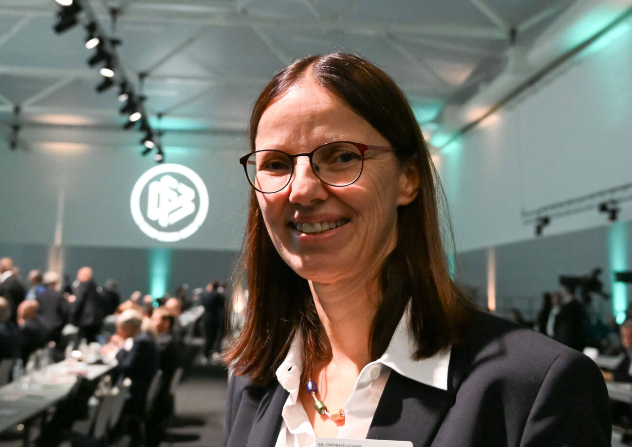 07.11.2025, xsltx, Fussball DFB Medientermine, DFB-Bundestag v.l. Prof. Dr. Silke Sinning (DFB Vizepräsidentin für Bildung, Freizeit- und Breitenfußball) (DFL DFB REGULATIONS PROHIBIT ANY USE OF PHOTOGRAPHS as IMAGE SEQUENCES and or QUASI-VIDEO) *** 07 11 2025, xsltx, Football DFB Media Dates, DFB Bundestag v l Prof Dr Silke Sinning DFB Vice President for Education, Leisure and Grassroots Football DFL DFB REGULATIONS PROHIBIT ANY USE OF PHOTOGRAPHS as IMAGE SEQUENCES and or QUASI VIDEO